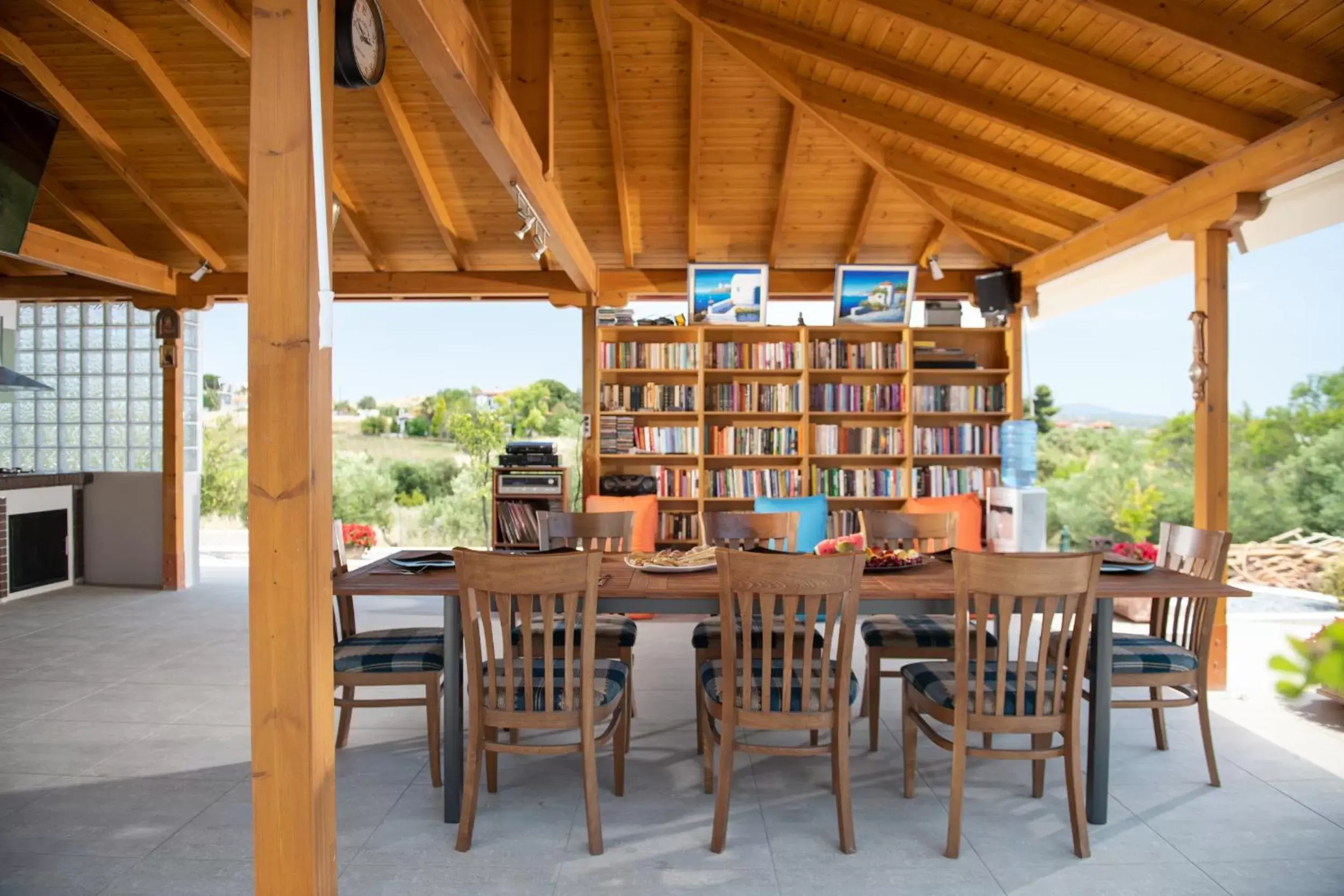 Library in Villa Sara