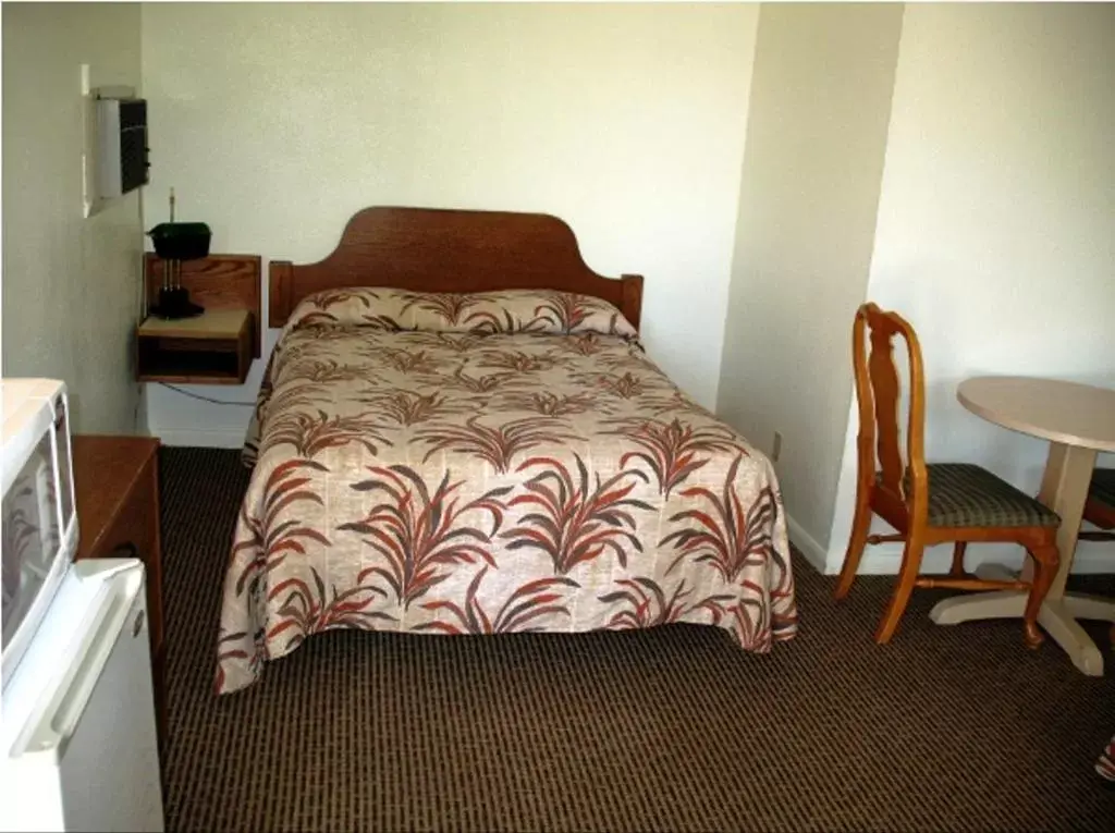 Photo of the whole room, Bed in Golden West Motel