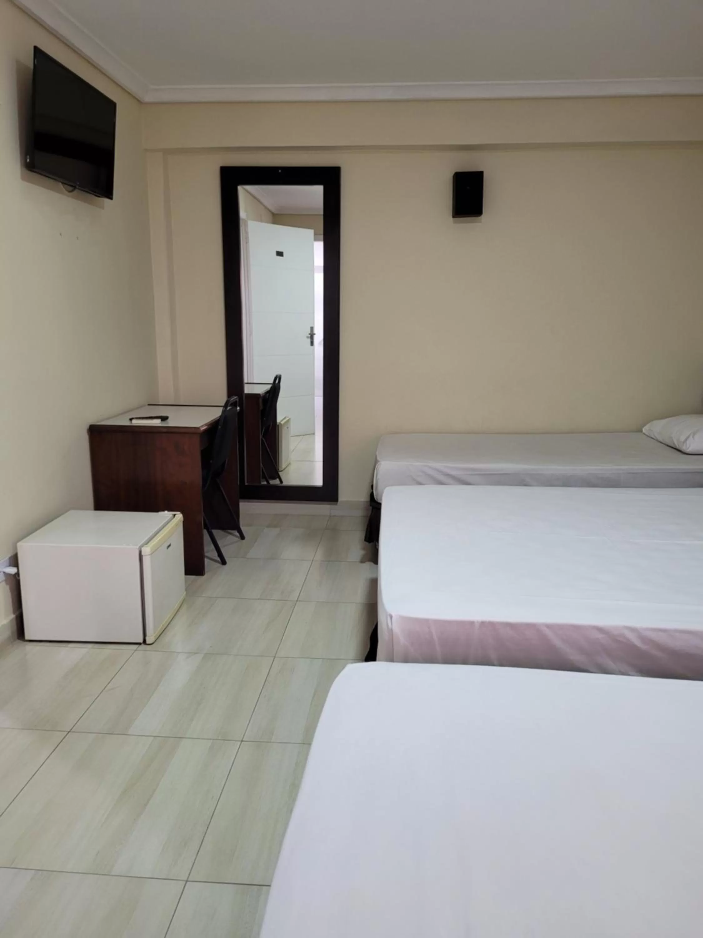 TV and multimedia, Bed in Hotel Estação Express