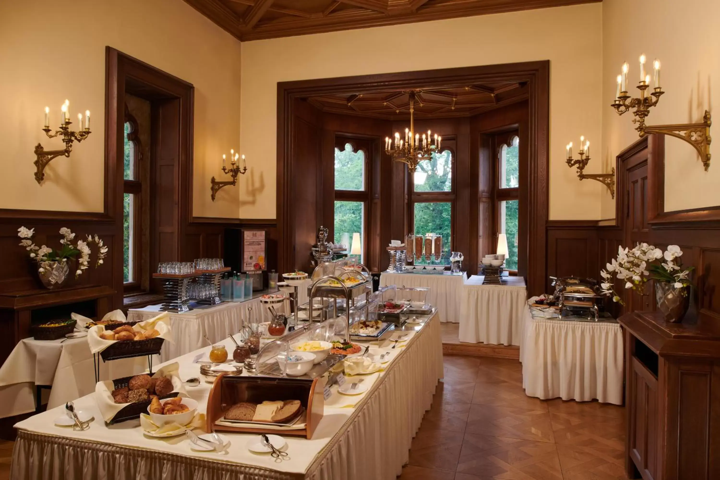 Food and drinks, Restaurant/Places to Eat in Hotel Schloss Eckberg