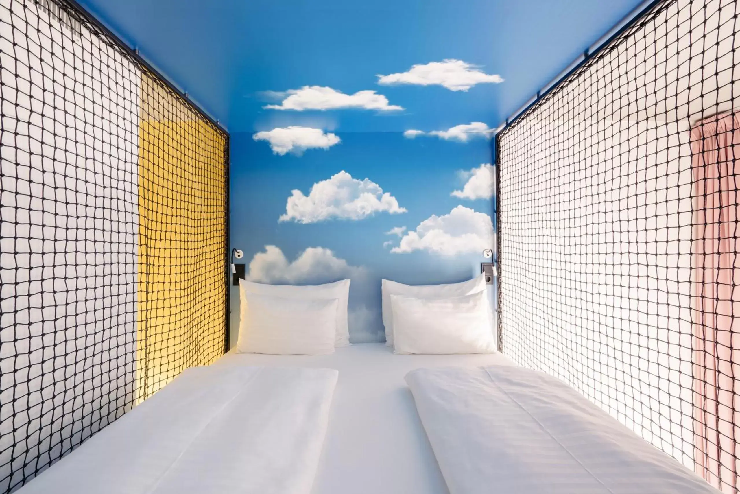 Bed in Hotel Schani Wien
