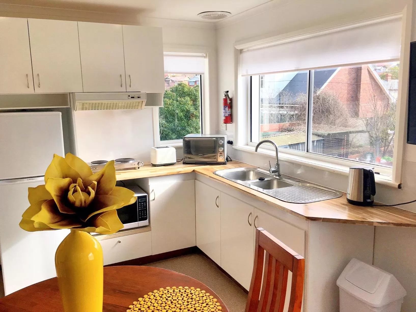 Kitchen or kitchenette in Motel Mayfair on Cavell