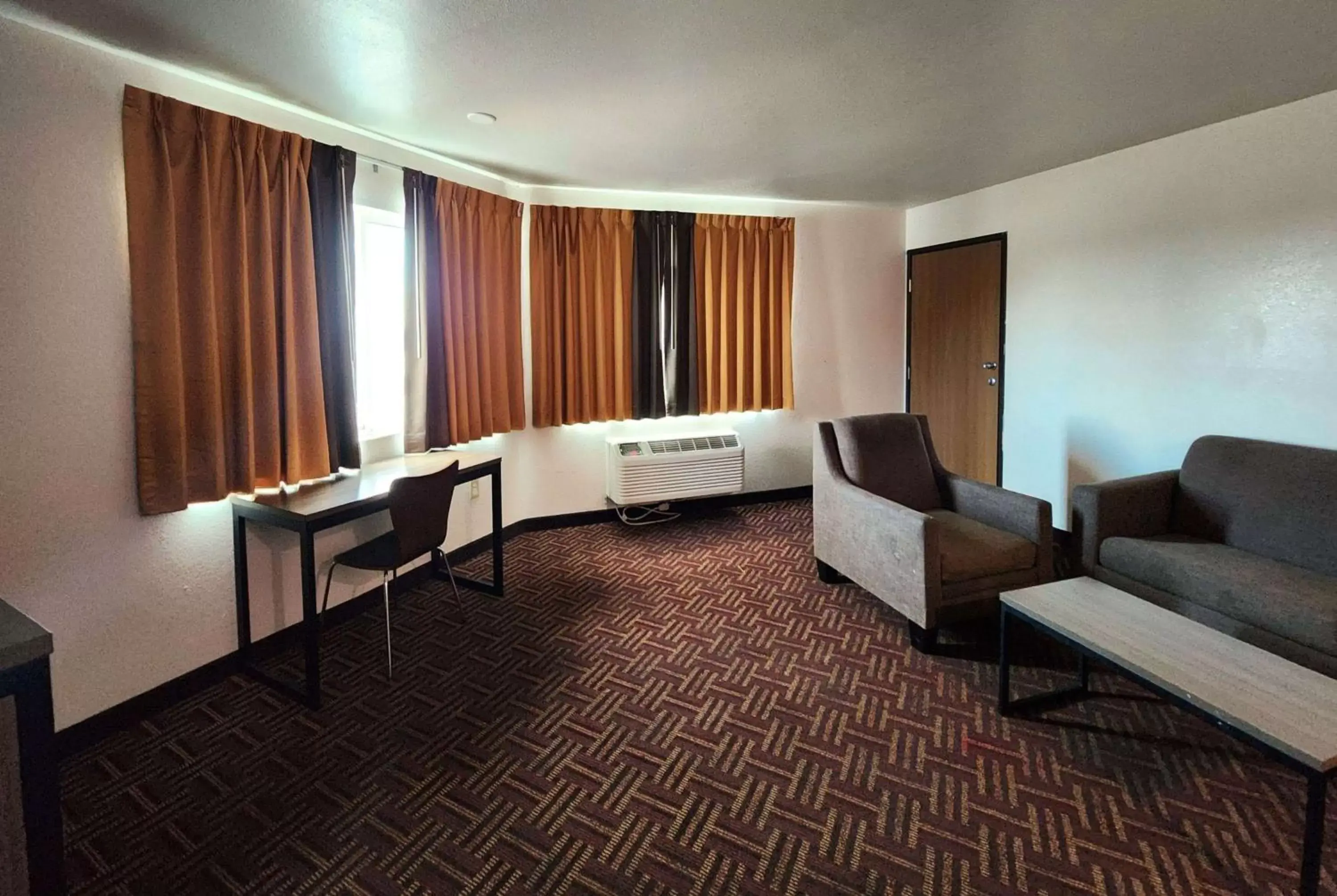 Photo of the whole room in Super 8 by Wyndham Austin North/University Area