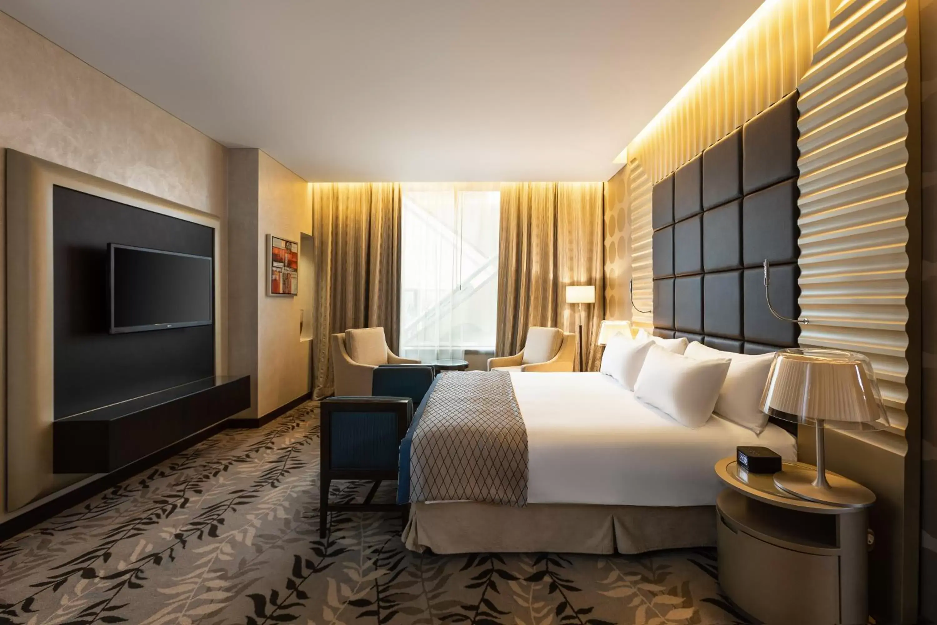 Bedroom, Bed in Crowne Plaza Riyadh - RDC Hotel & Convention, an IHG Hotel