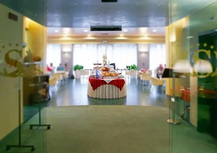 Restaurant/places to eat, Banquet Facilities in Hotel Senator