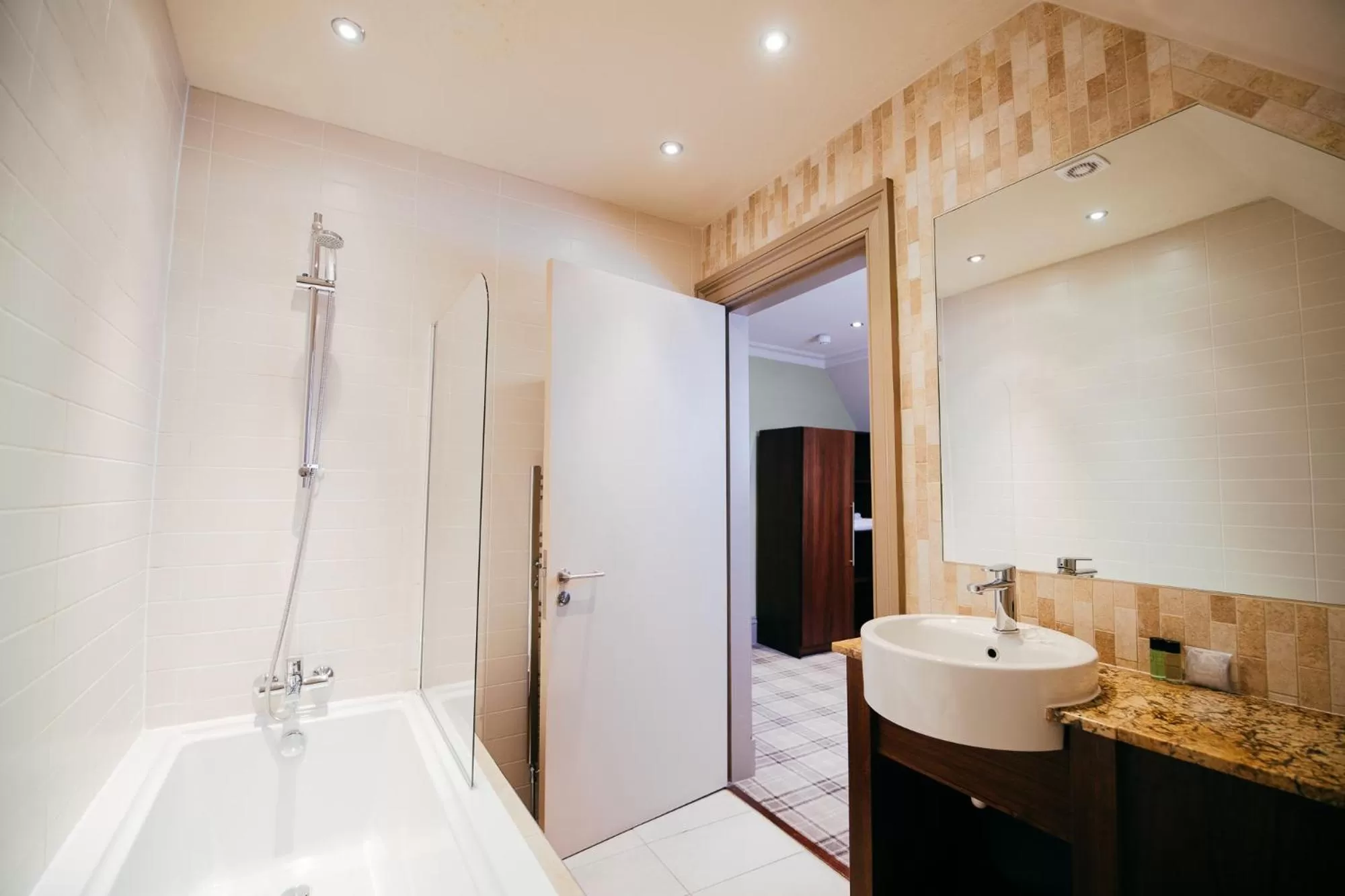 Bathroom in Lynnhurst Hotel