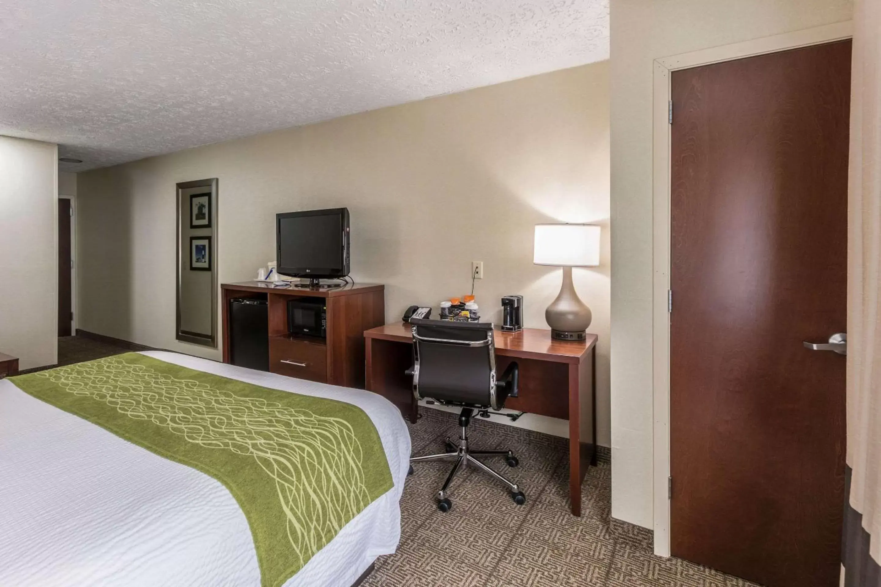 Photo of the whole room, Bed in Comfort Inn Medford-Long Island