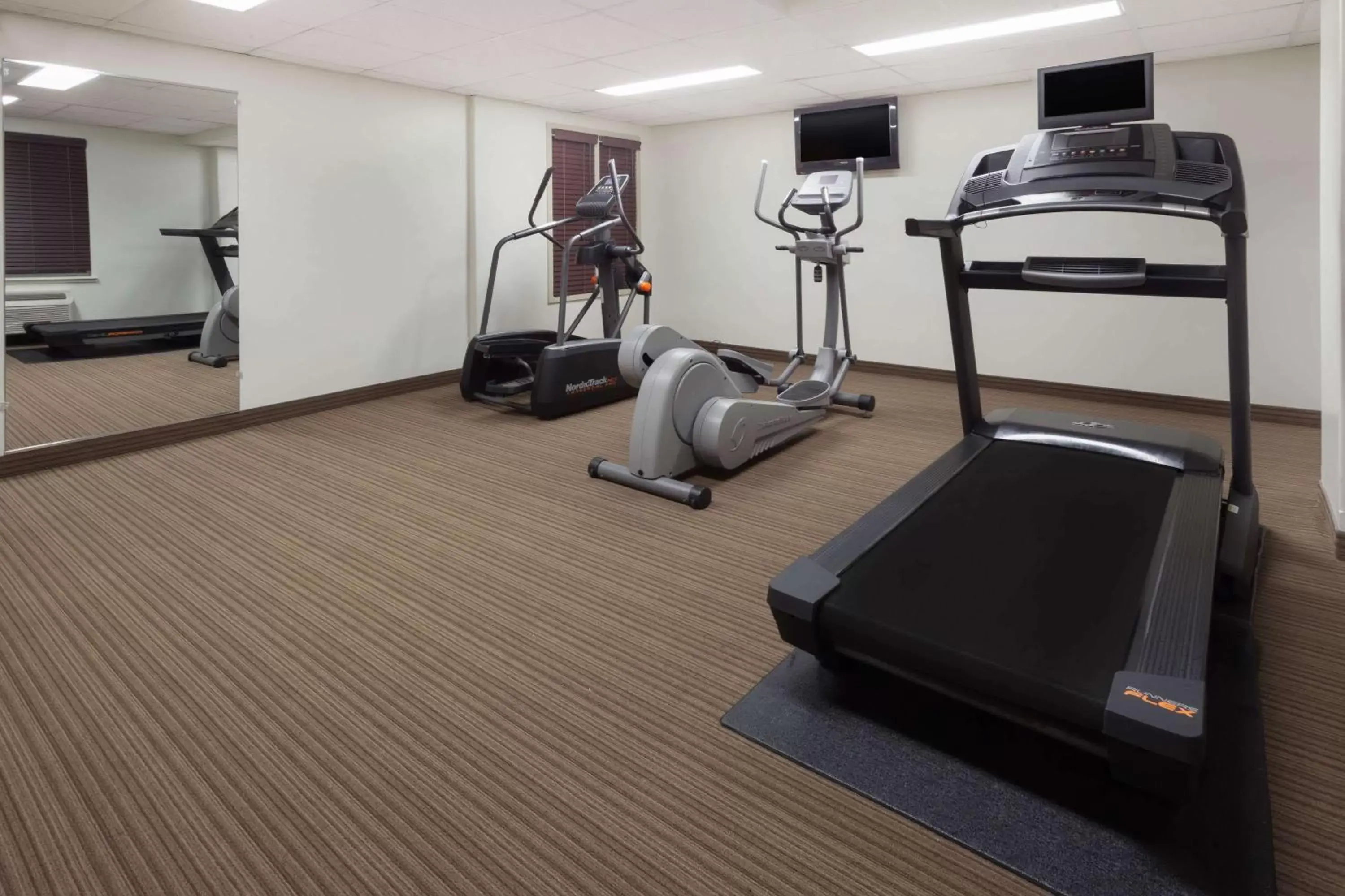 Fitness centre/facilities, Fitness Center/Facilities in Super 8 by Wyndham Peterborough