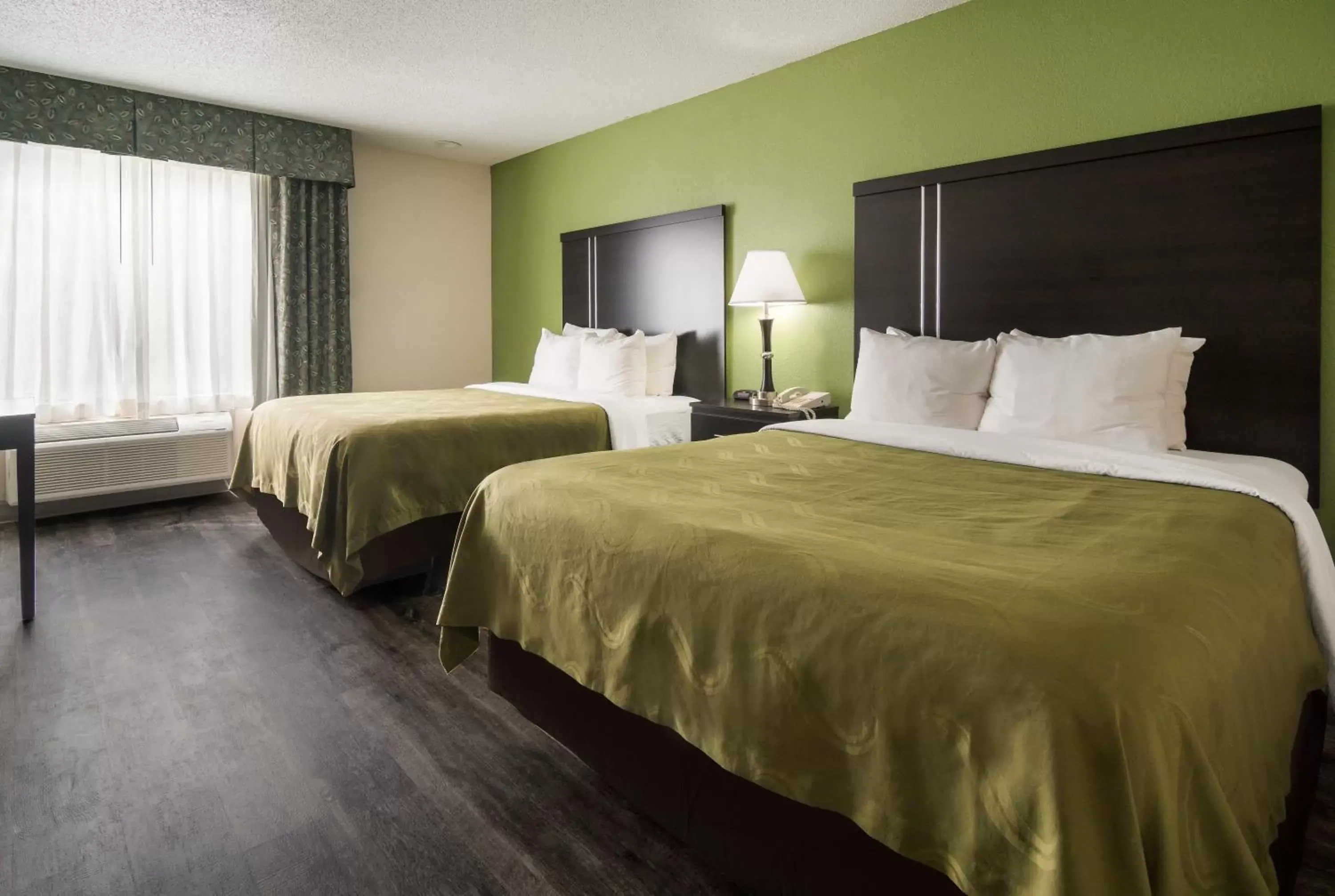 Bed in Quality Inn & Suites Granbury