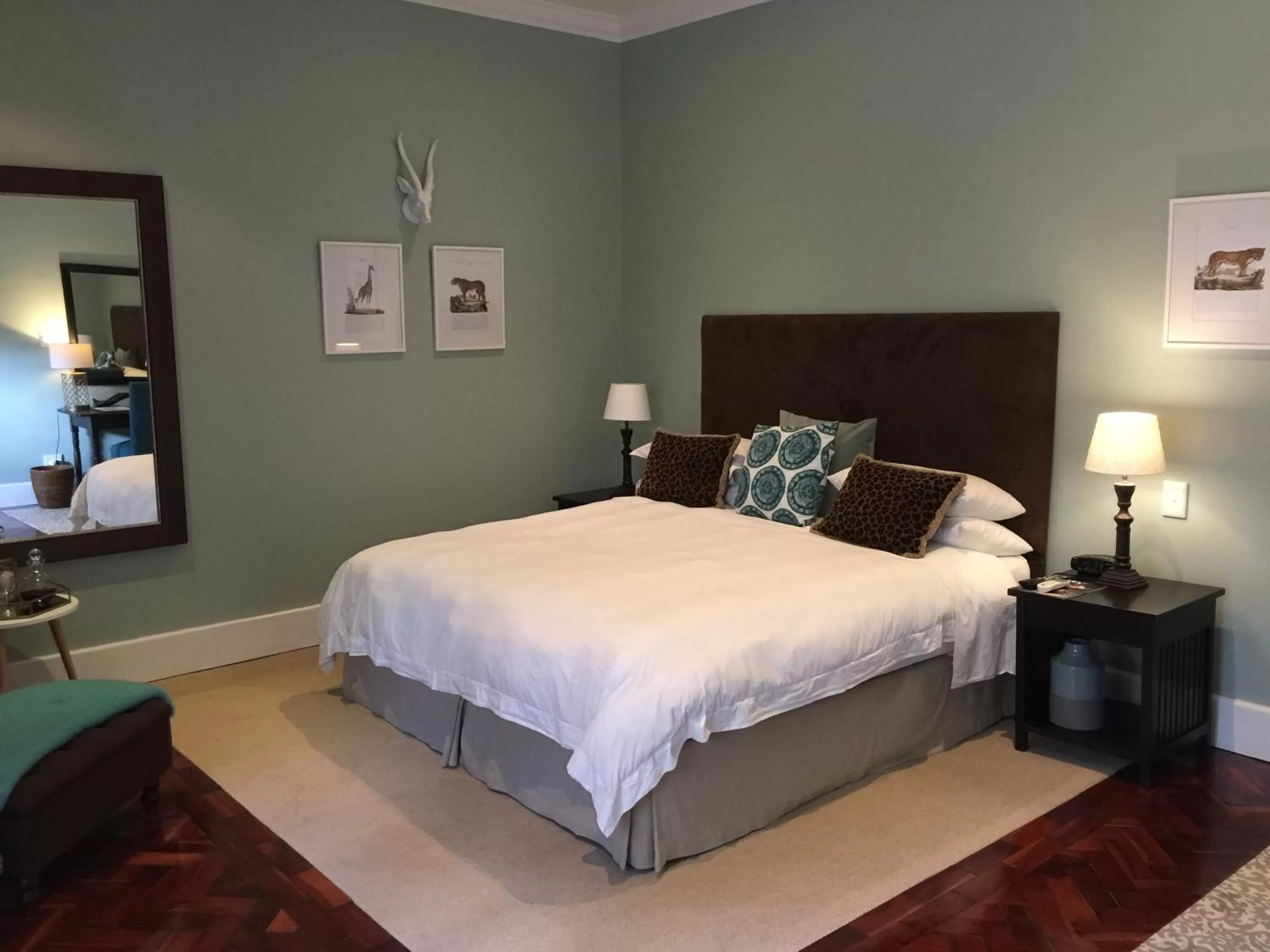 Photo of the whole room, Bed in The Parkwood