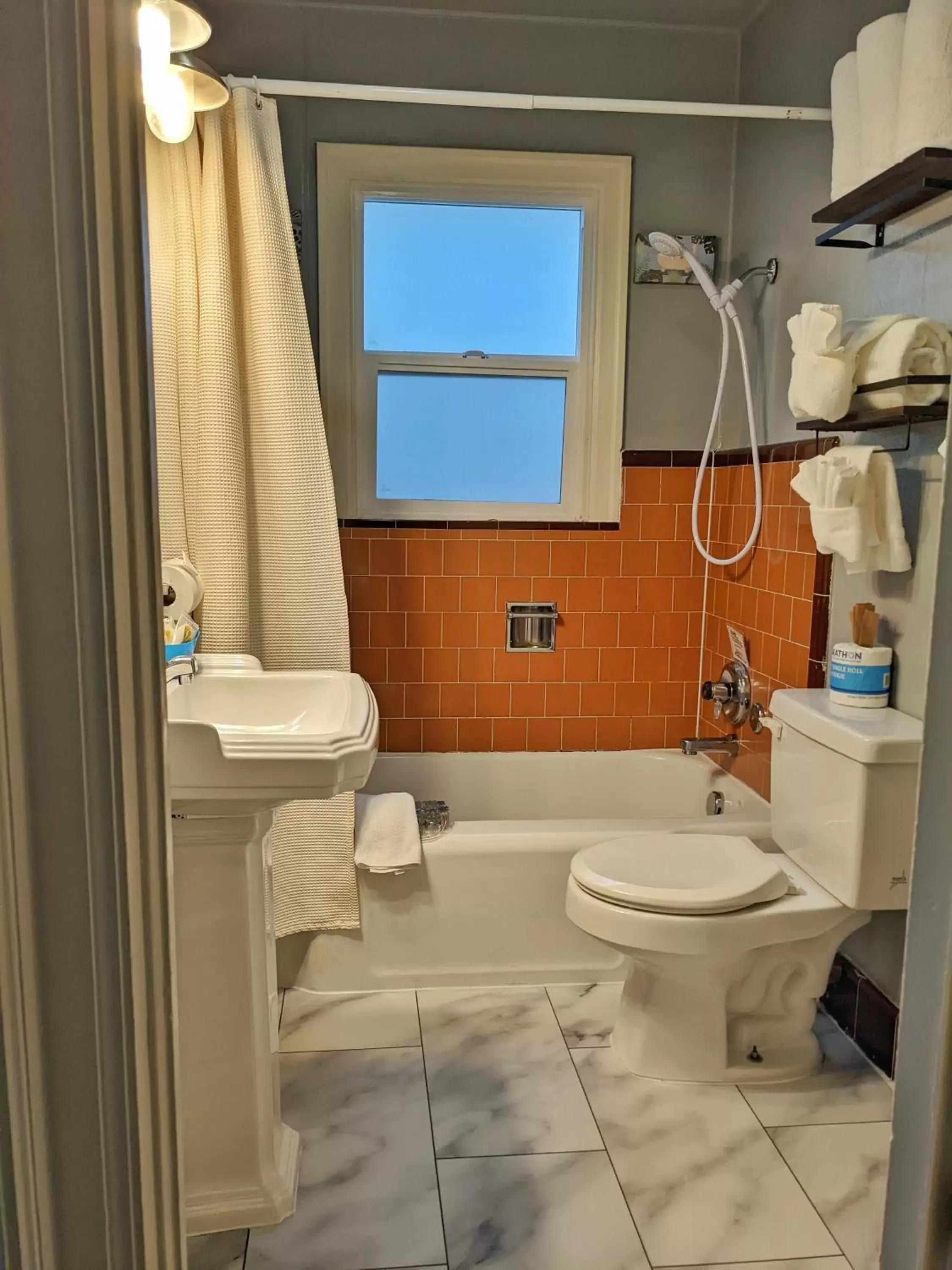 Shower, Bathroom in Hillcrest Inn