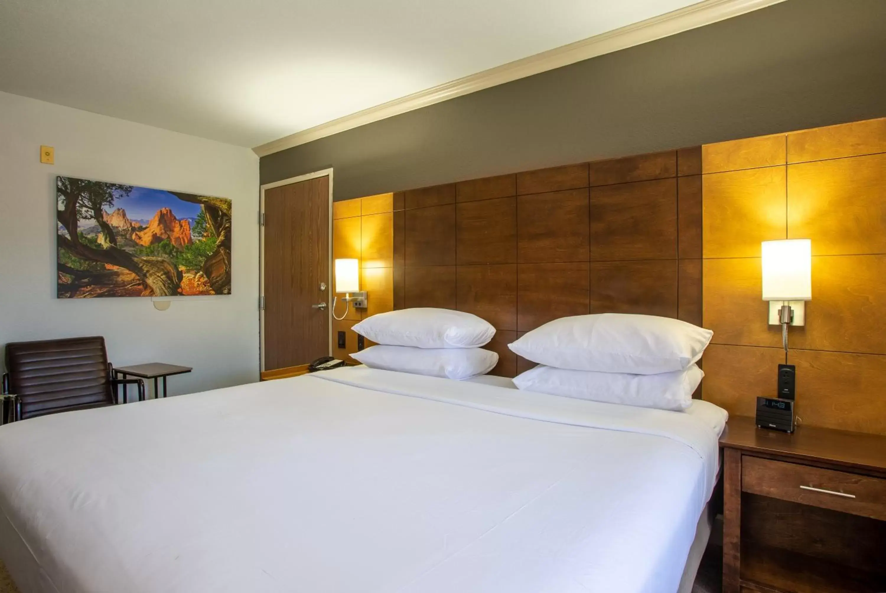 Bed in Arroyo Pinion Hotel, Ascend Hotel Collection