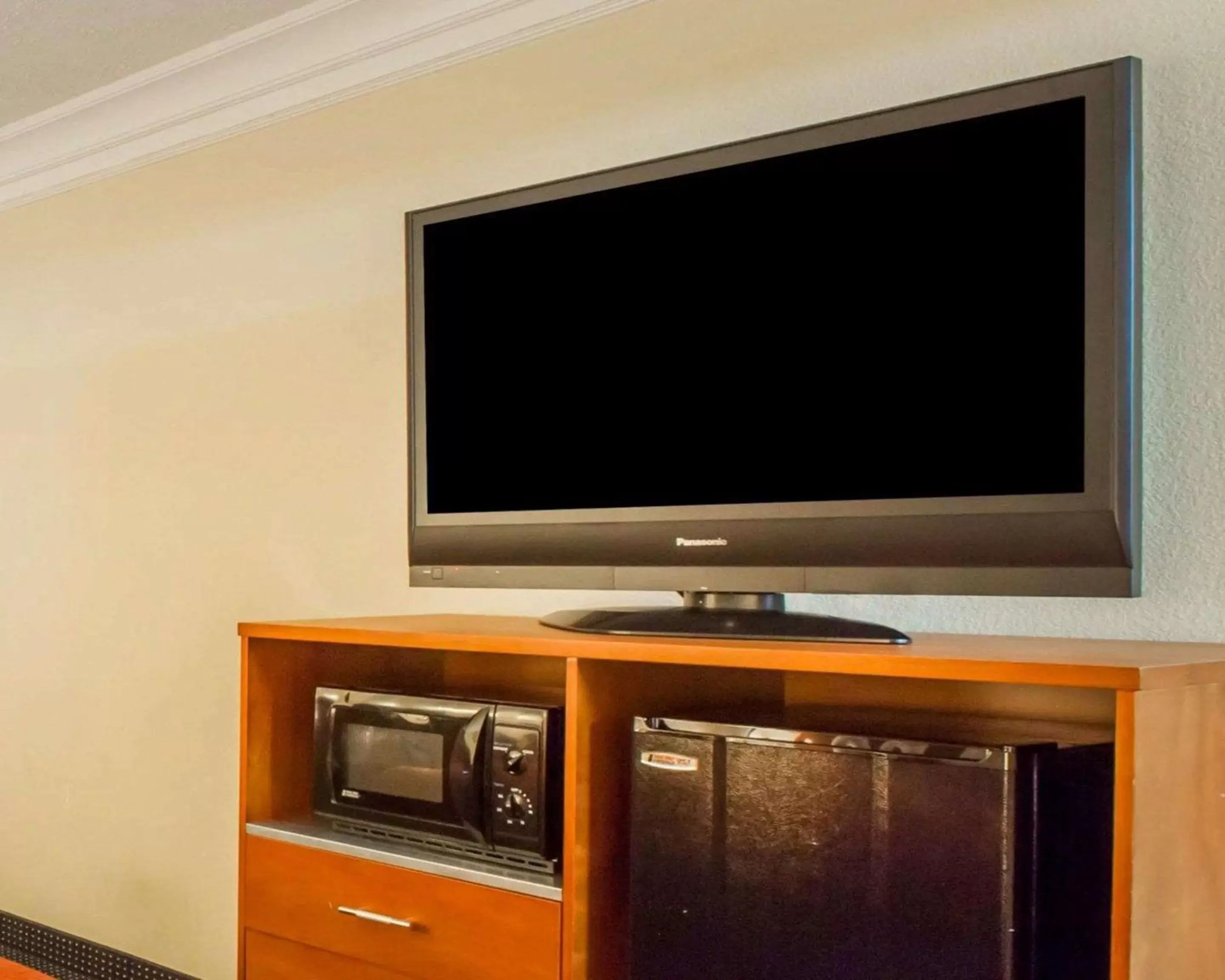 Photo of the whole room, TV/Entertainment Center in Quality Inn Dalton