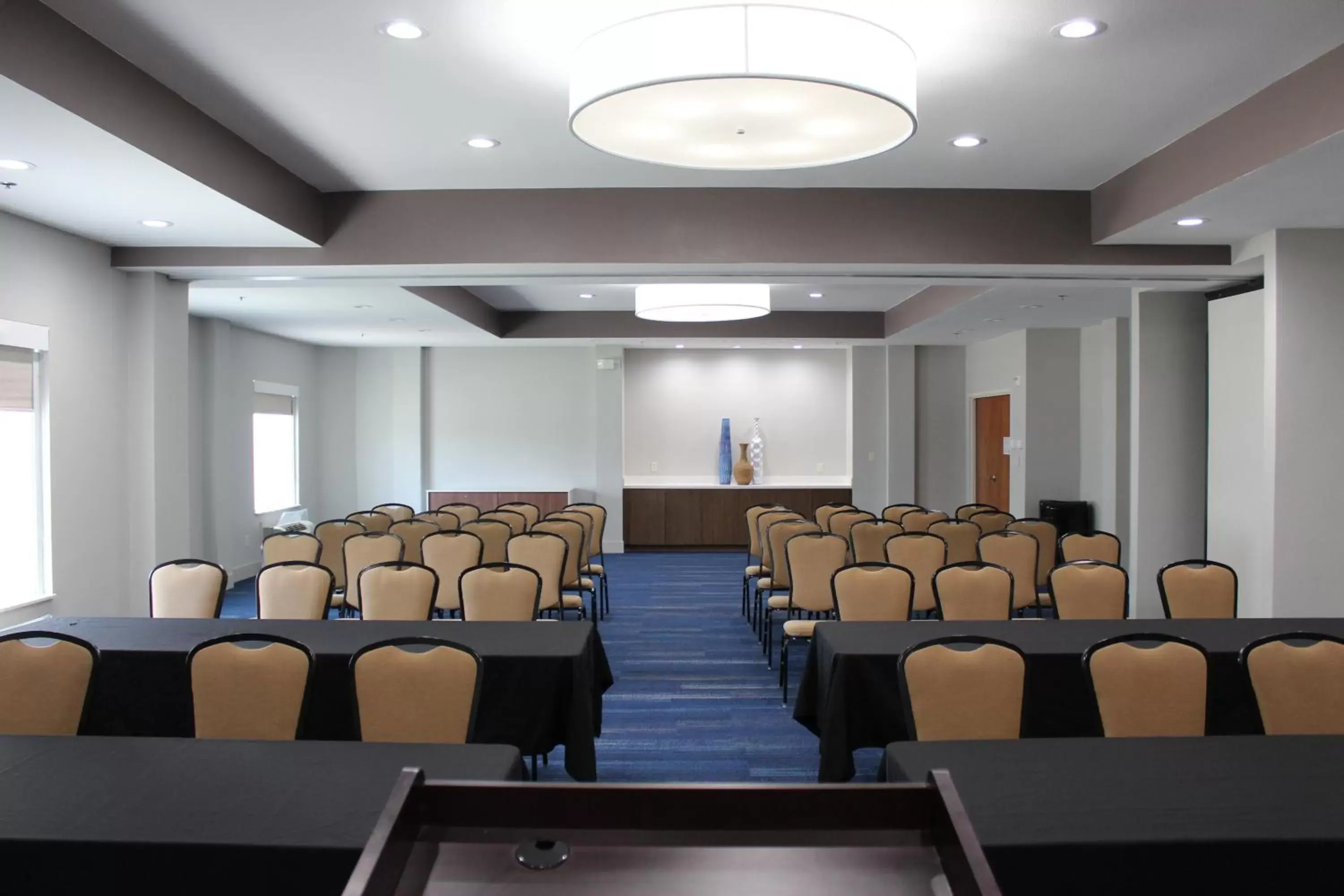 Meeting/conference room in Holiday Inn Express Hotel & Suites Mansfield, an IHG Hotel