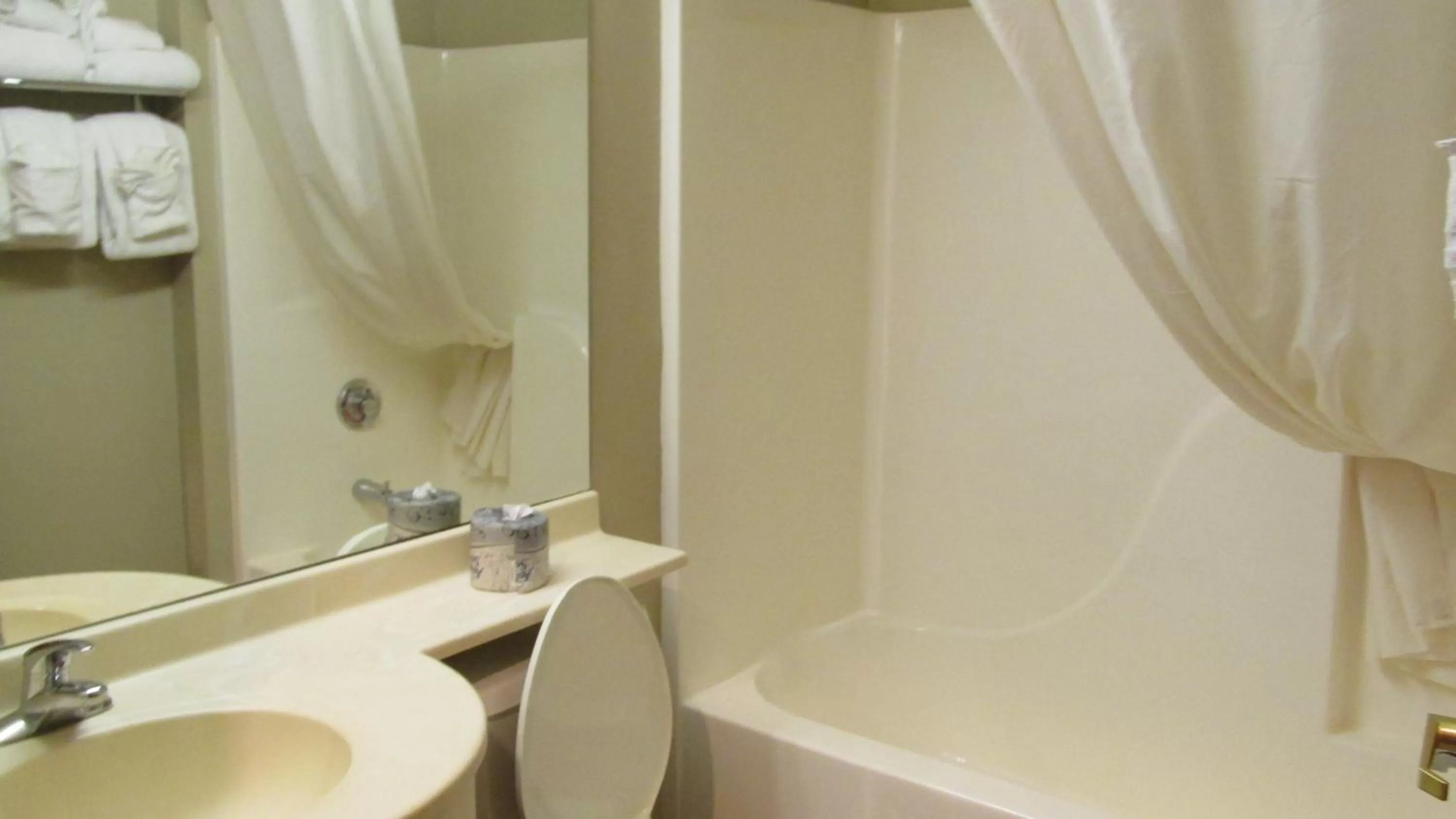 Queen Studio Suite - Non-Smoking in Microtel Inn & Suites by Wyndham Rapid City