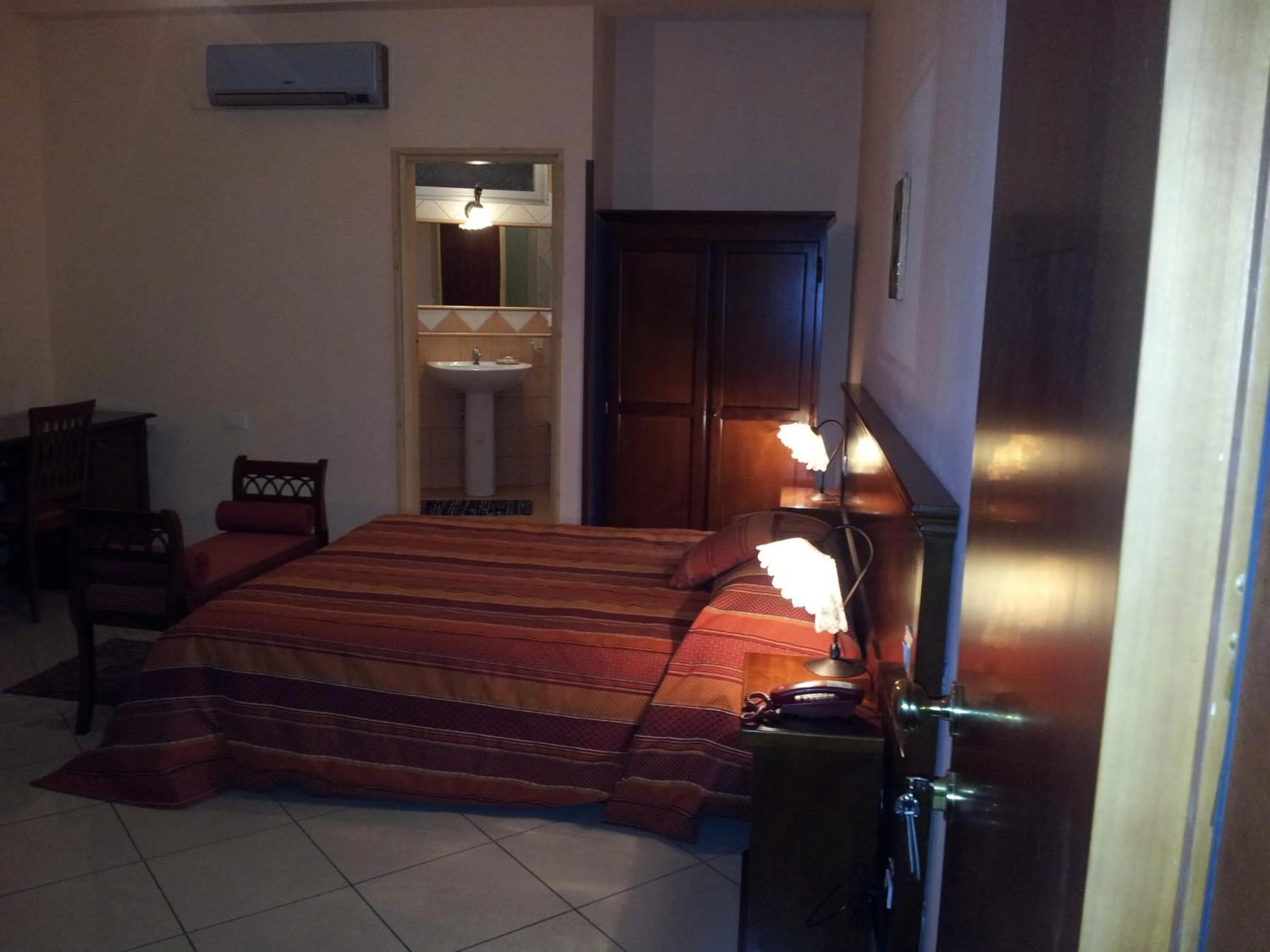 Bedroom in George Hotel