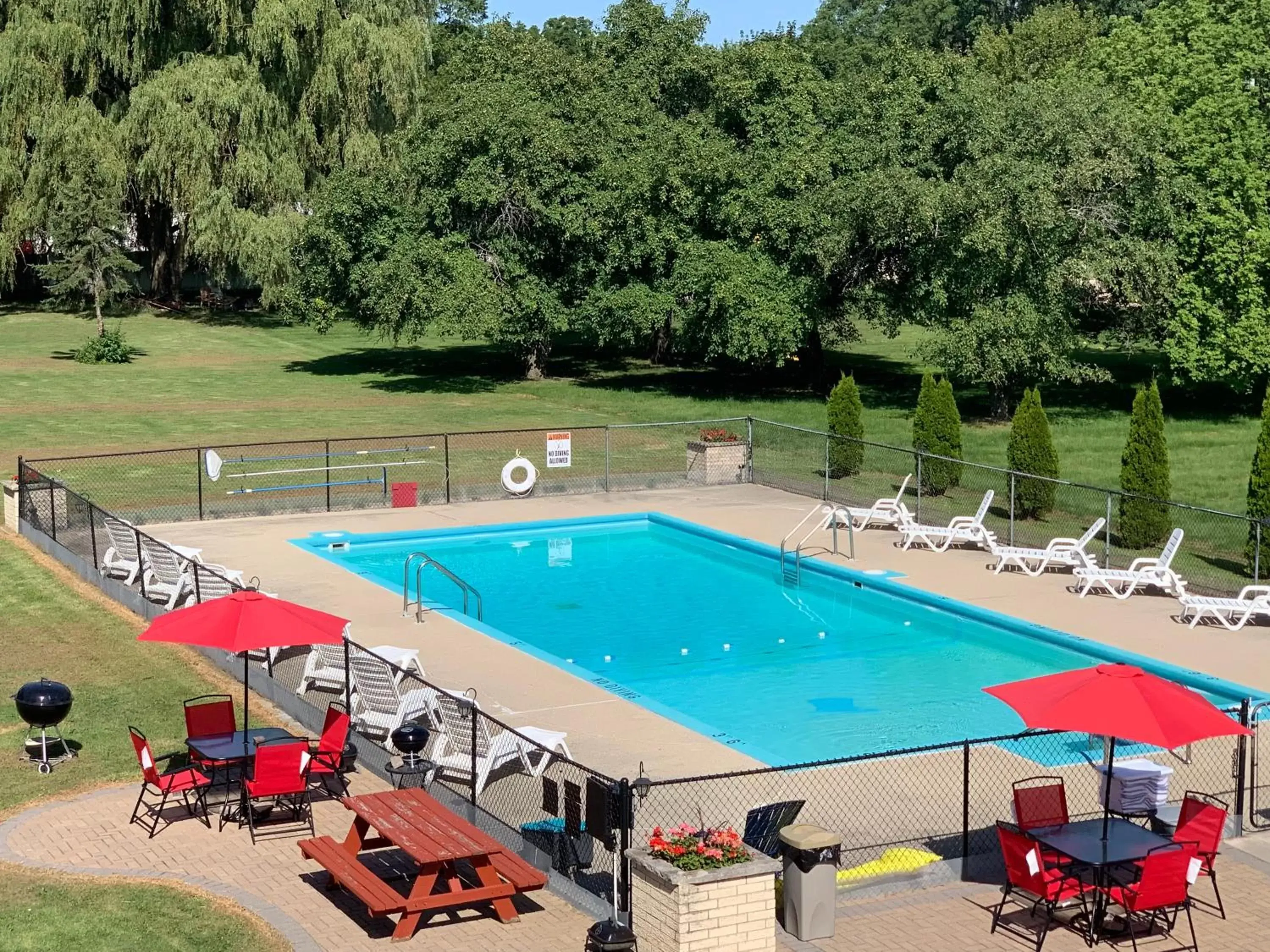 Swimming pool, Pool View in Geneva Wells Motel