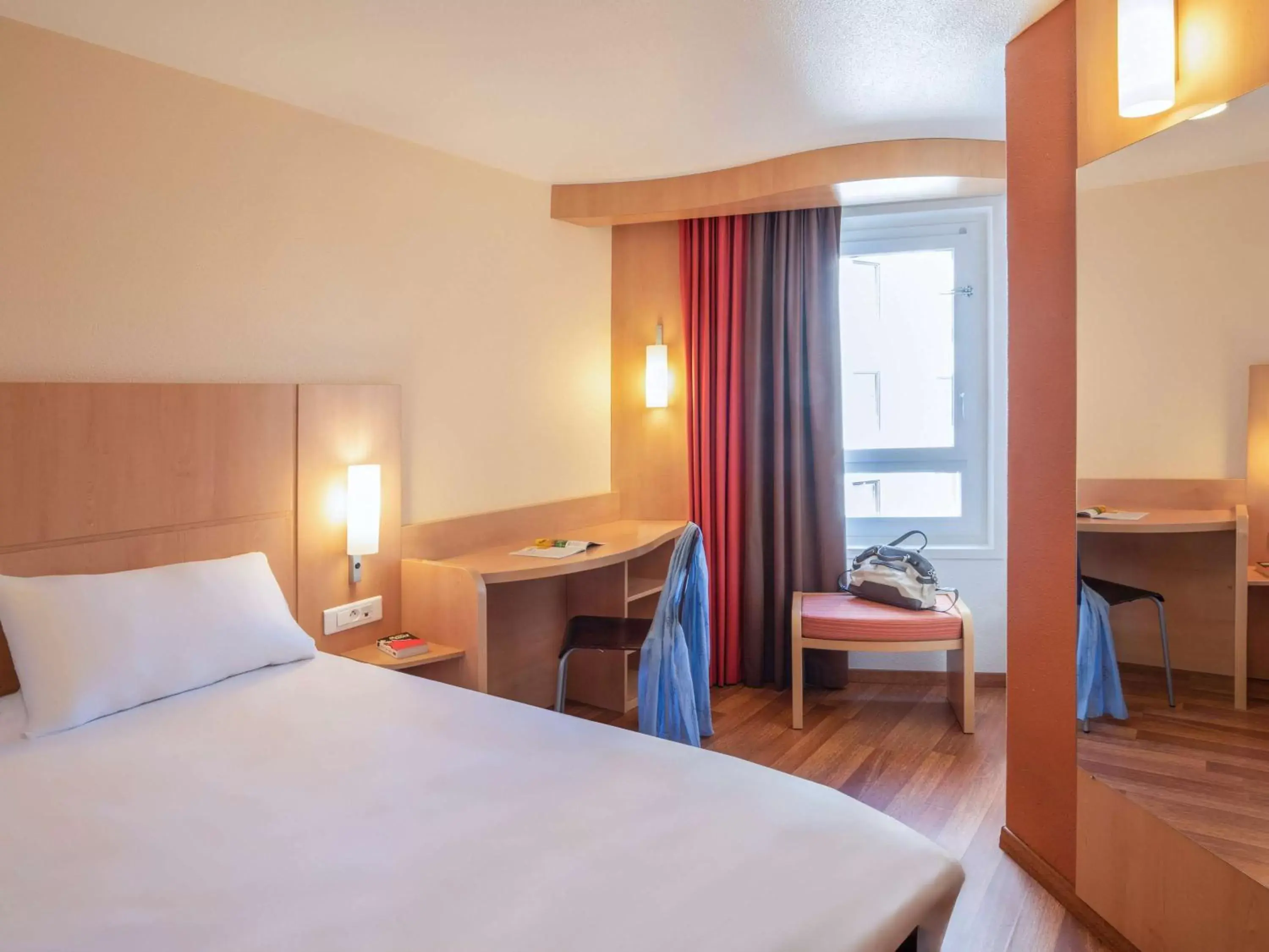 Photo of the whole room, Bed in ibis Tours Centre Gare