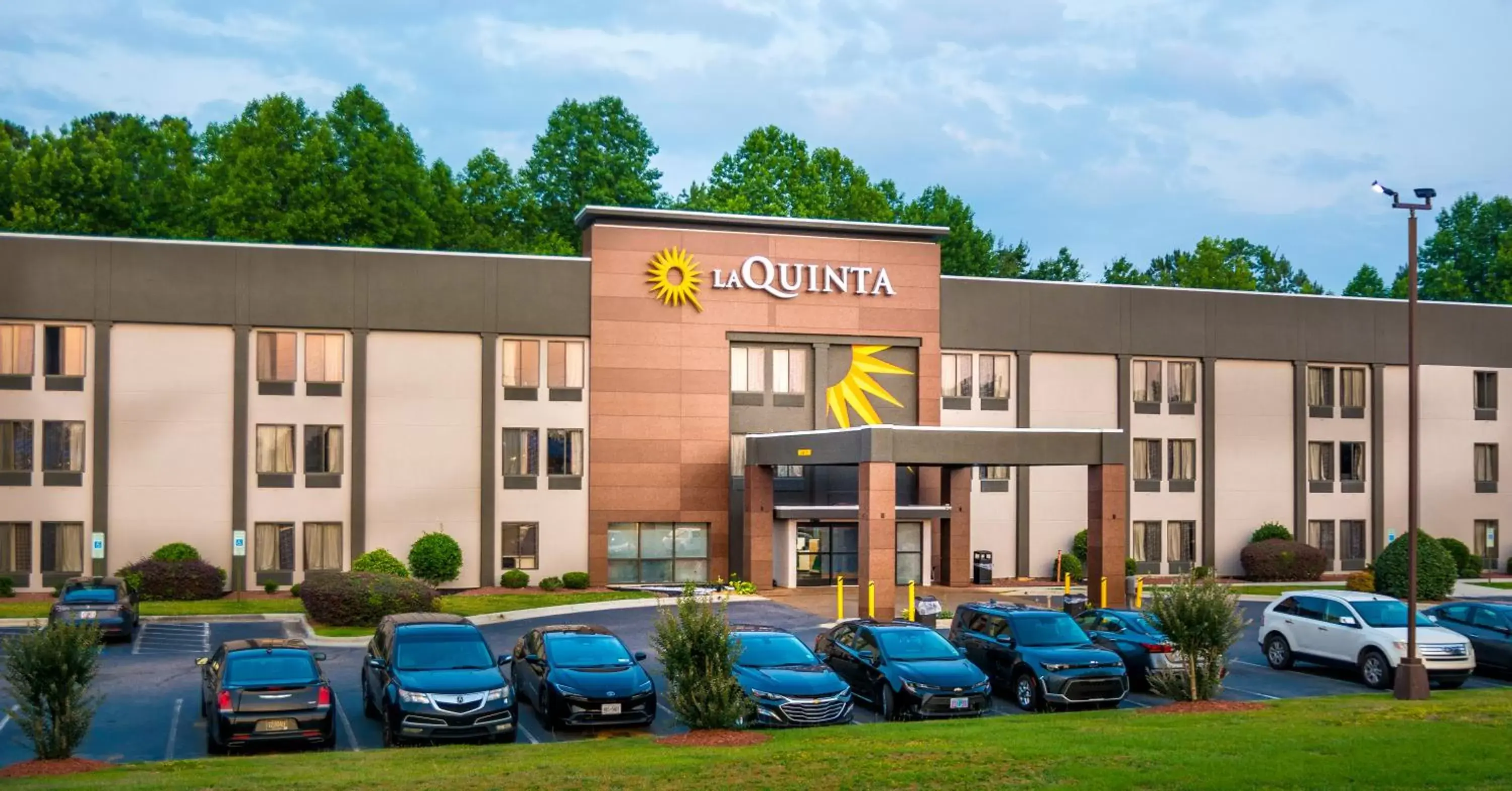 Property Building in La Quinta Inn & Suites by Wyndham Fayetteville I-95