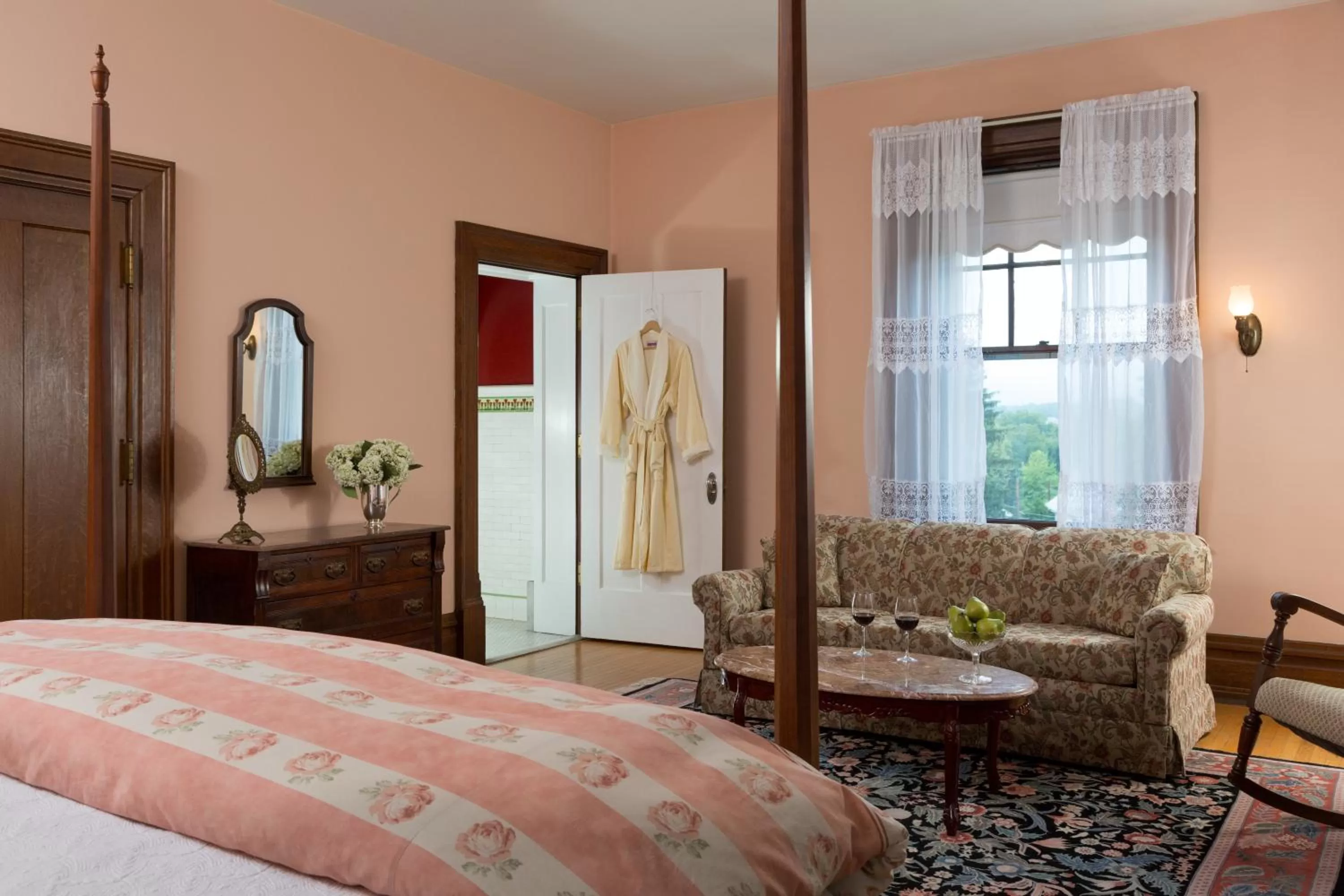 Seating area, Bed in Mercersburg Inn