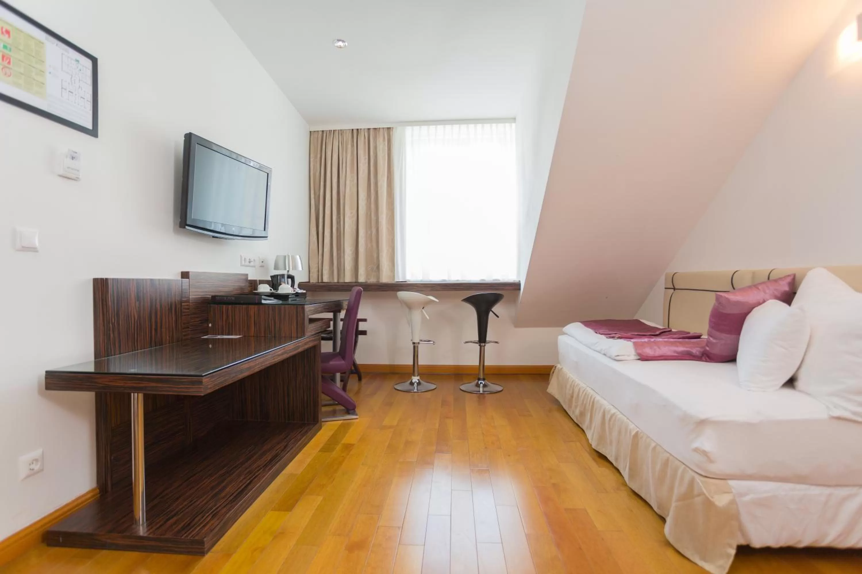 Living room, Bed in Best Western Plus Hotel Arcadia