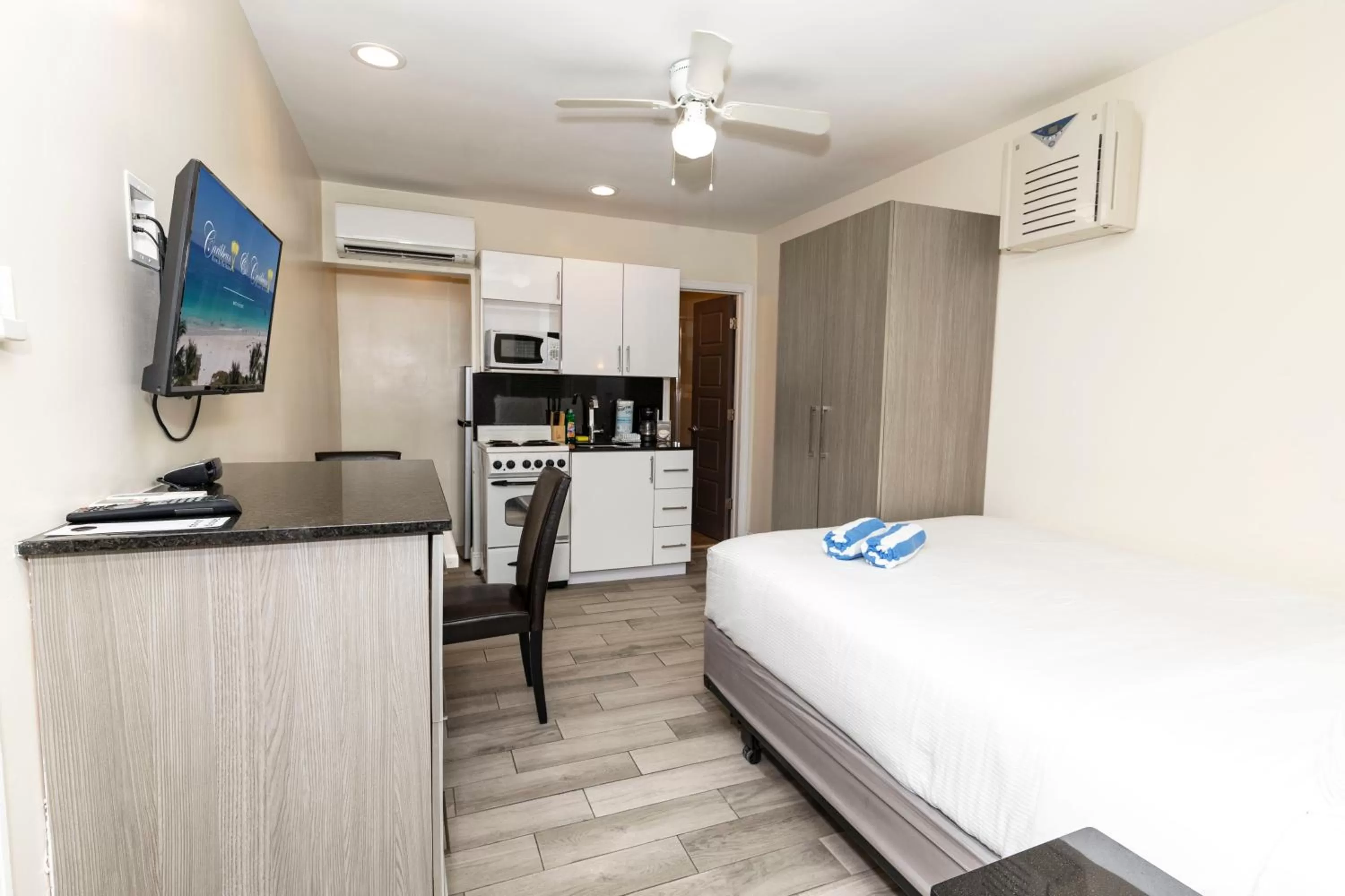 Kitchen or kitchenette, Bed in Caribbean Resort Suites