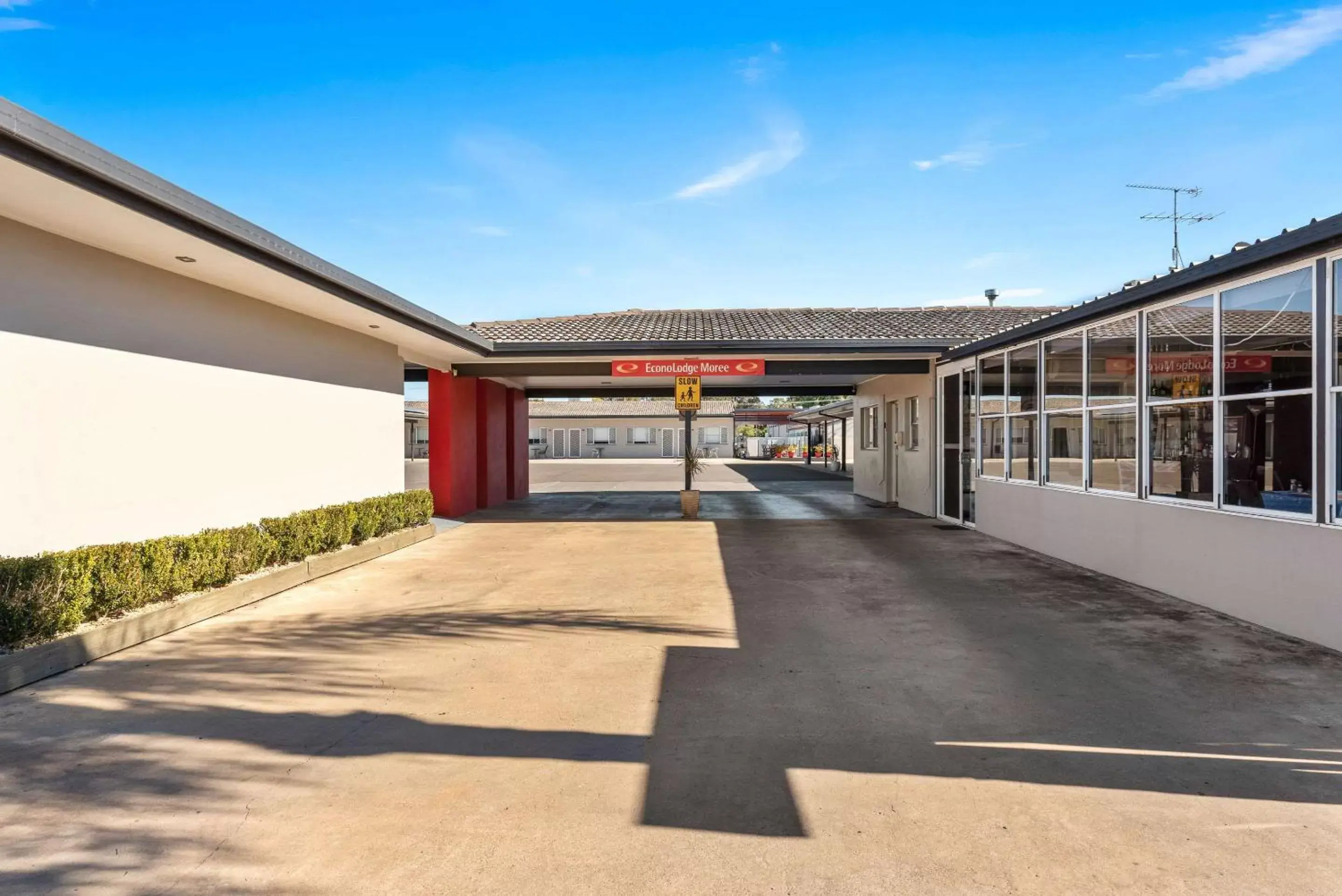 Property building in Econo Lodge Moree Spa Motor Inn