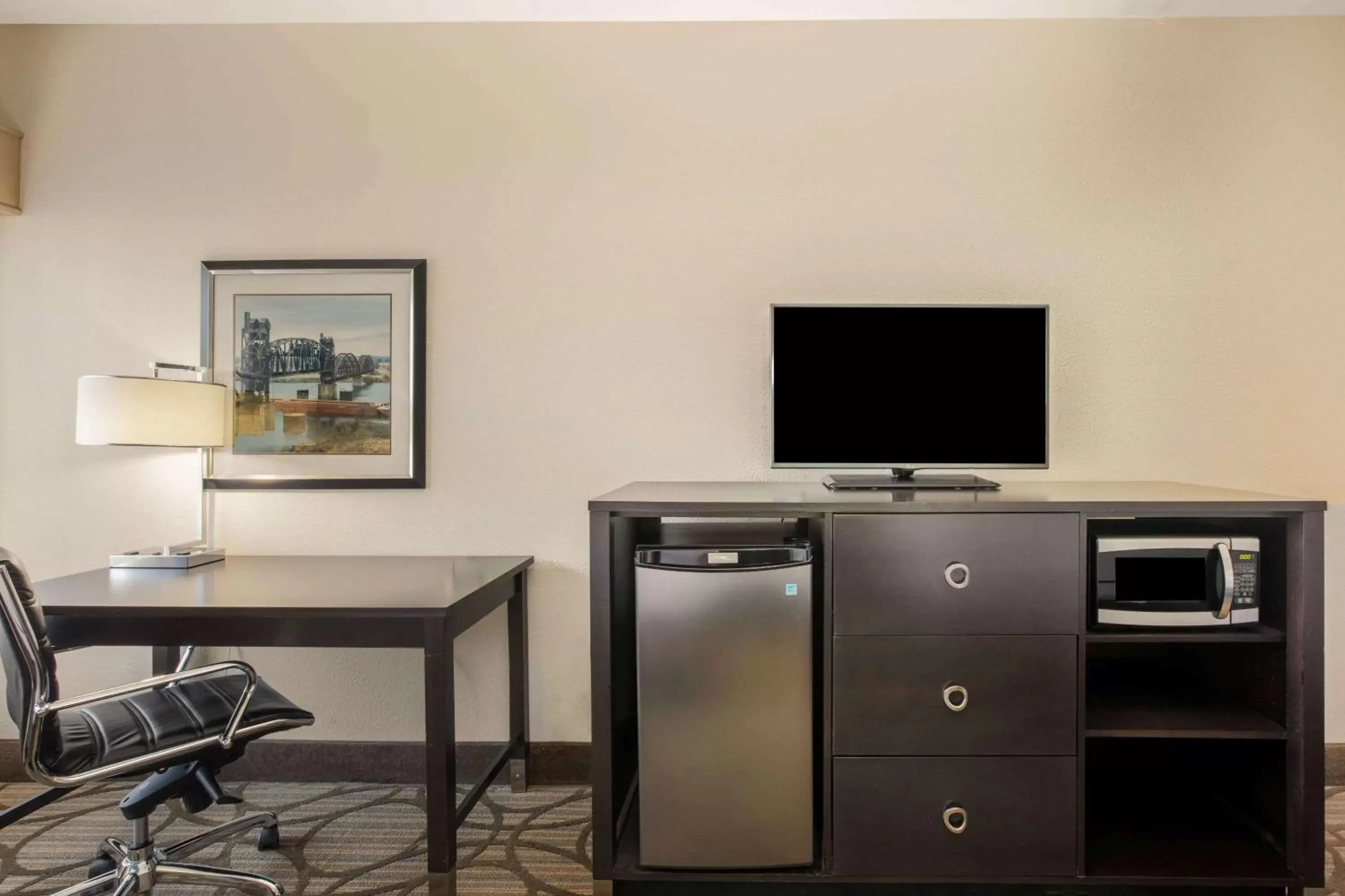 Photo of the whole room, TV/Entertainment Center in La Quinta by Wyndham Little Rock - West