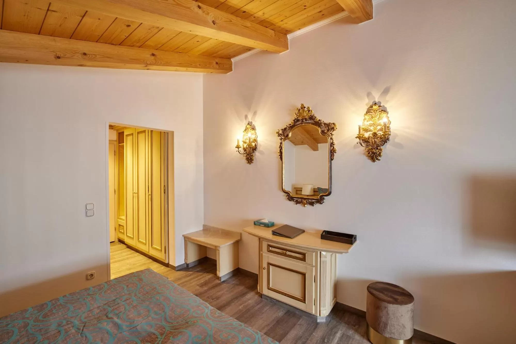 Communal lounge/ TV room, TV/Entertainment Center in Atlas Posthotel