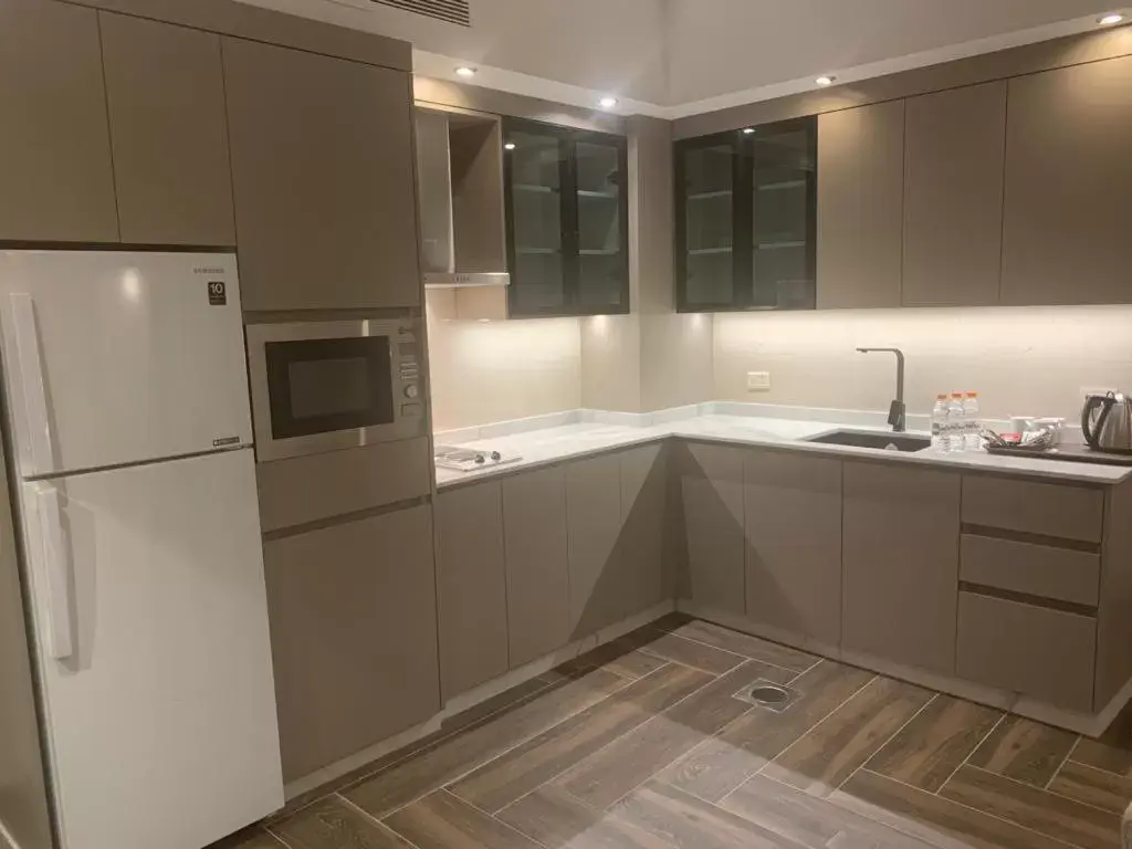 Kitchen/Kitchenette in City Rose Hotel Suites