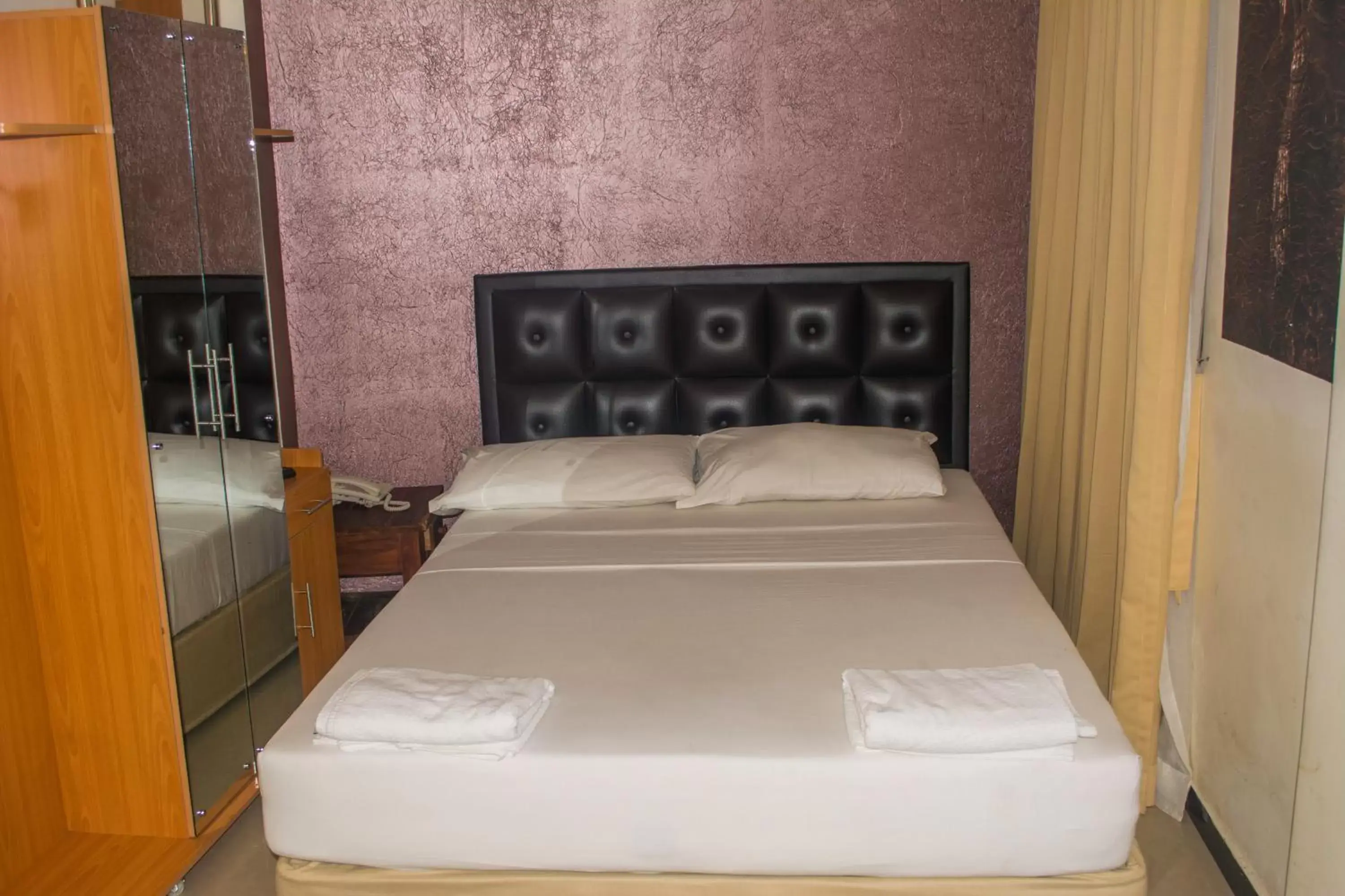 Bedroom, Bed in Saasha City Hotel