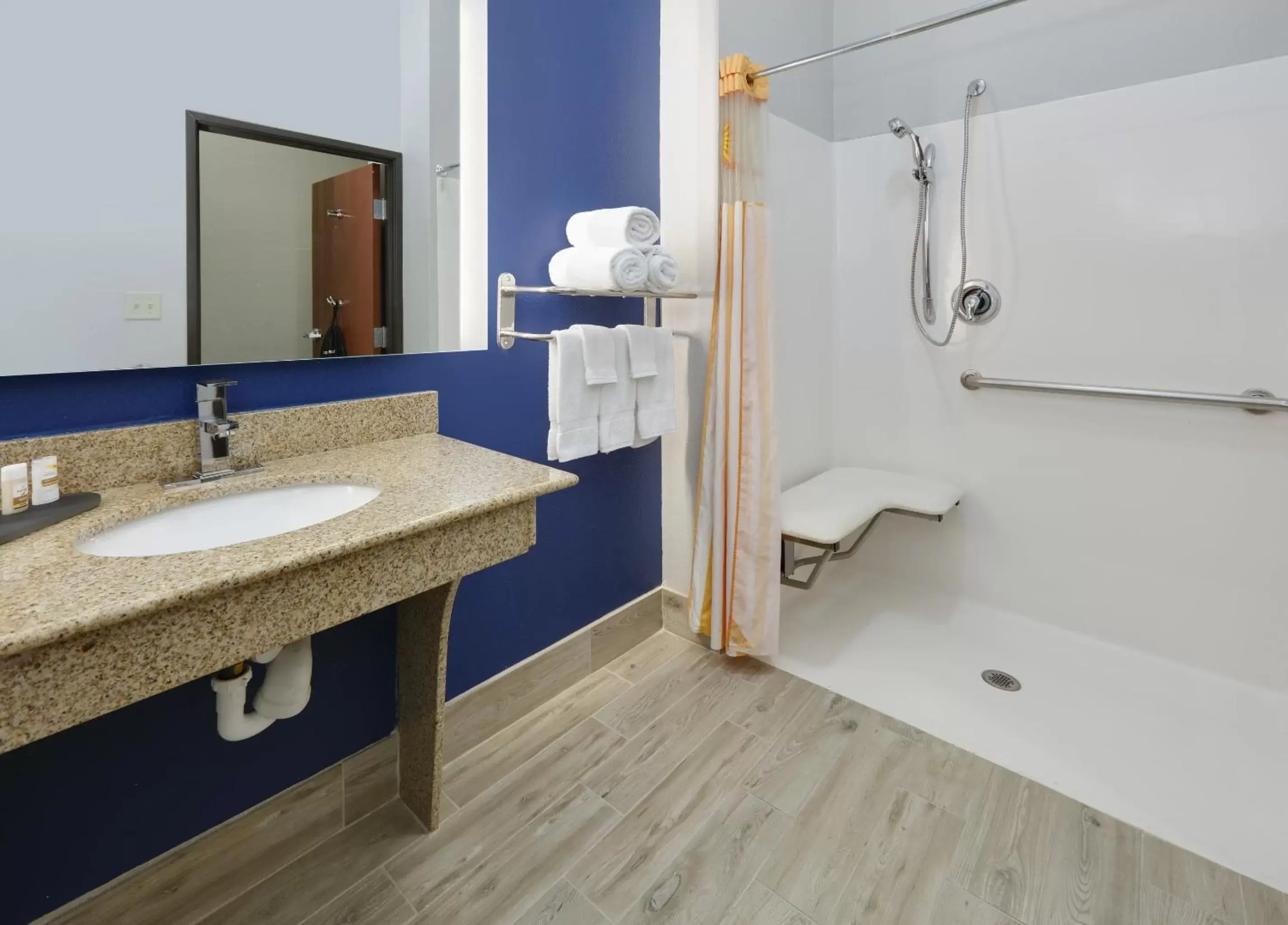 Bathroom in La Quinta by Wyndham Denton - University Drive