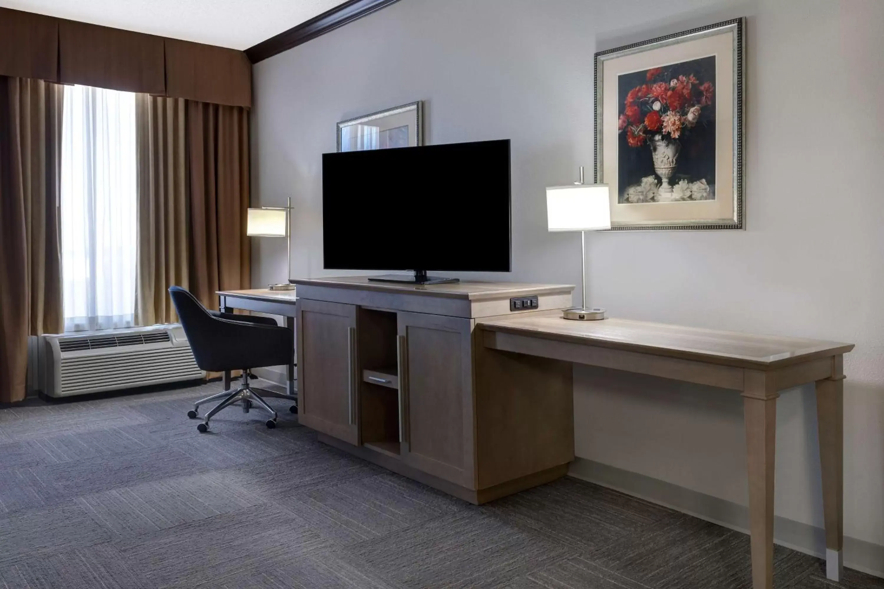 Bedroom, TV/Entertainment Center in Hampton Inn Victoria