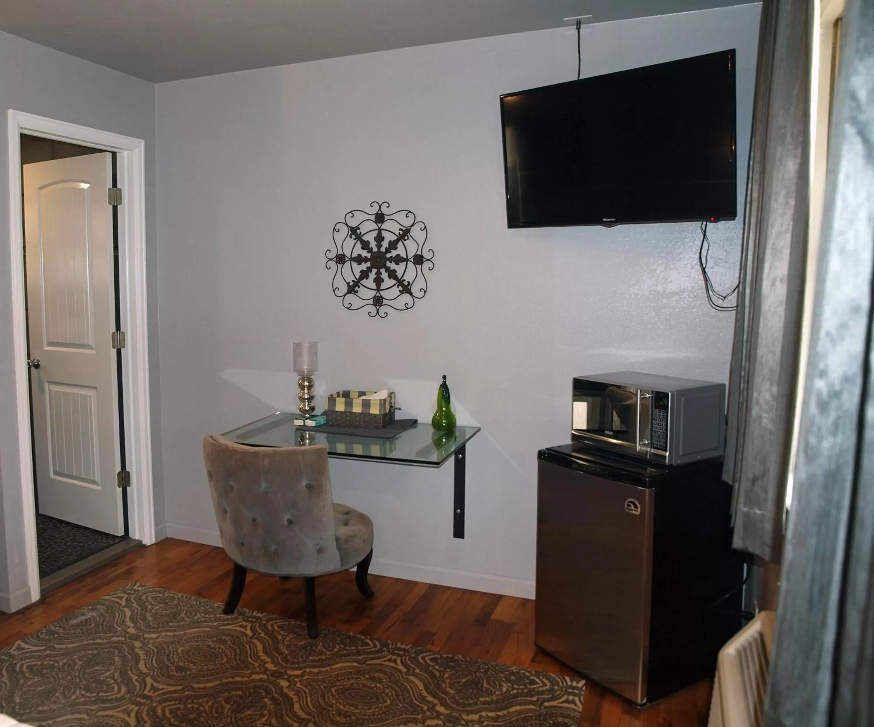 Seating area, TV/Entertainment Center in The Crest Motel