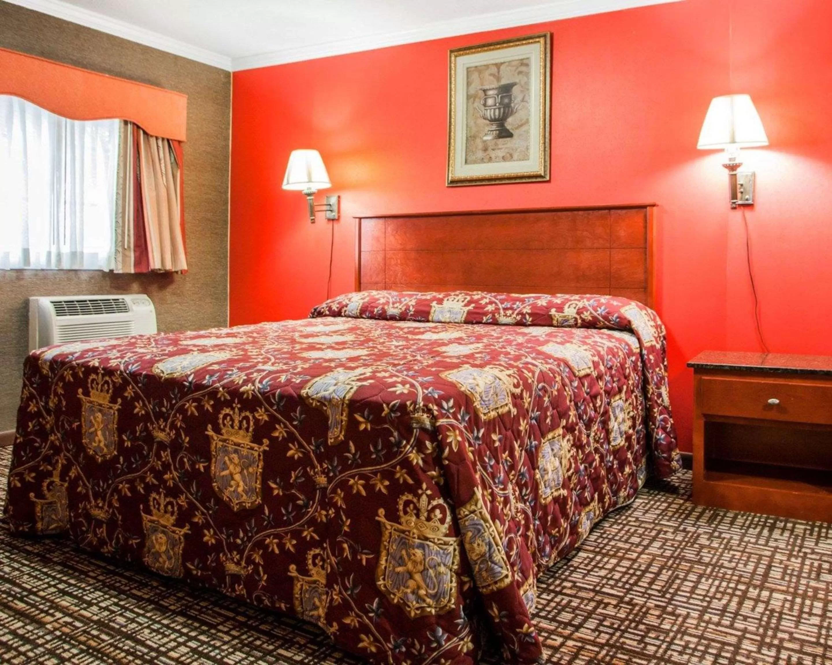 Photo of the whole room, Bed in Rodeway Inn Paterson Great Falls Park Area