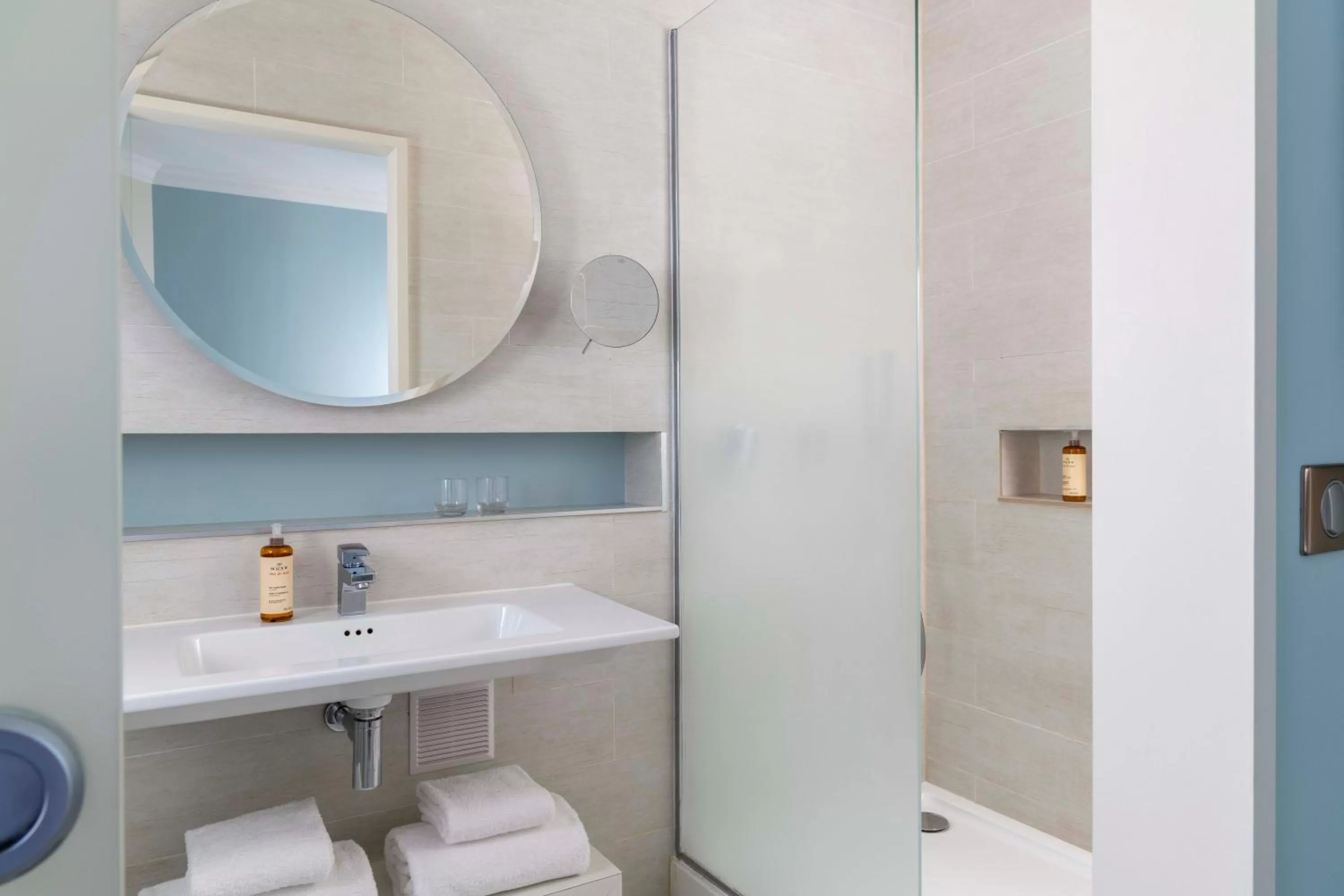 Toilet in Hôtel de Banville