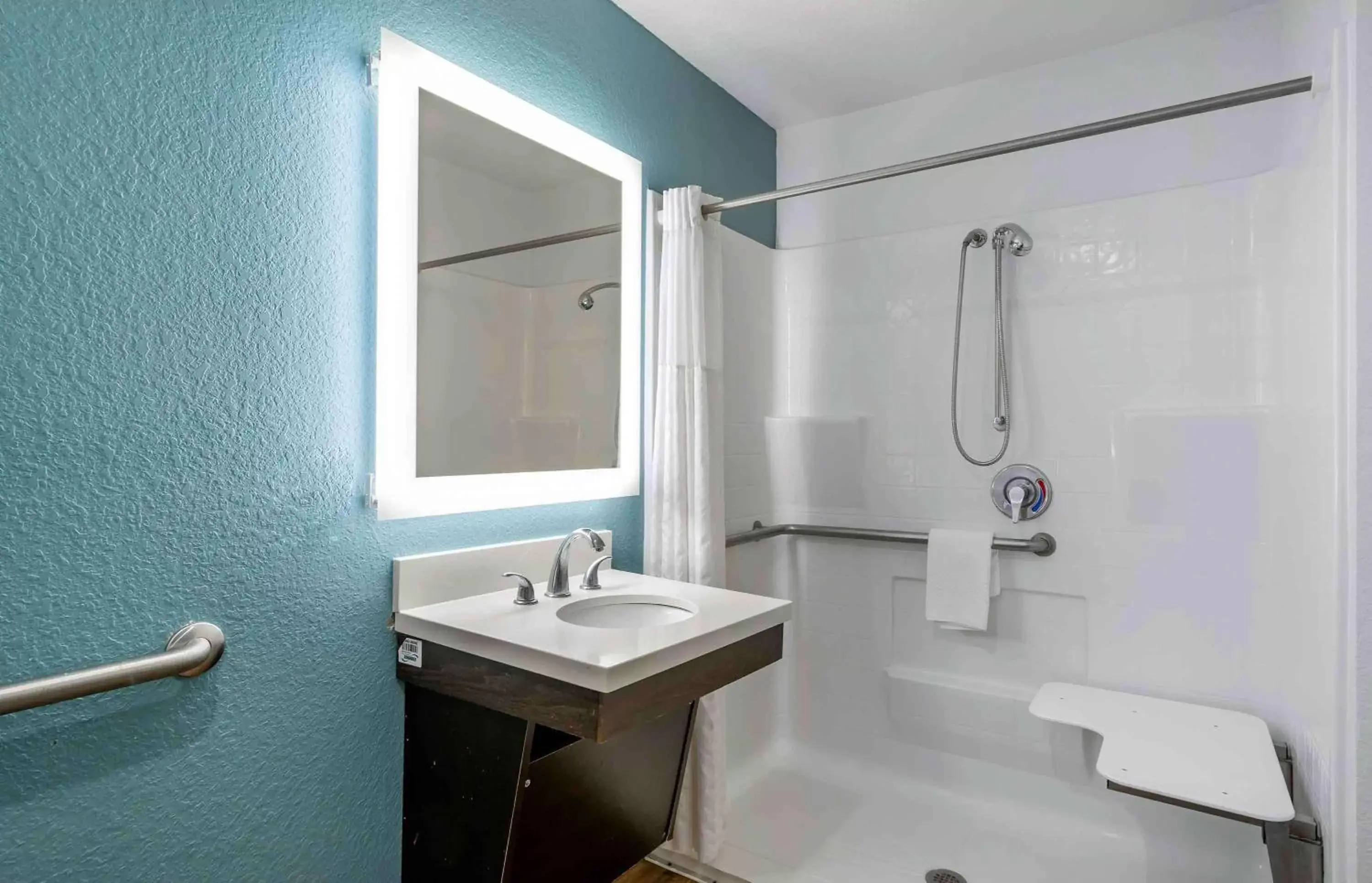 Bathroom in Extended Stay America Select Suites - Fort Walton Beach