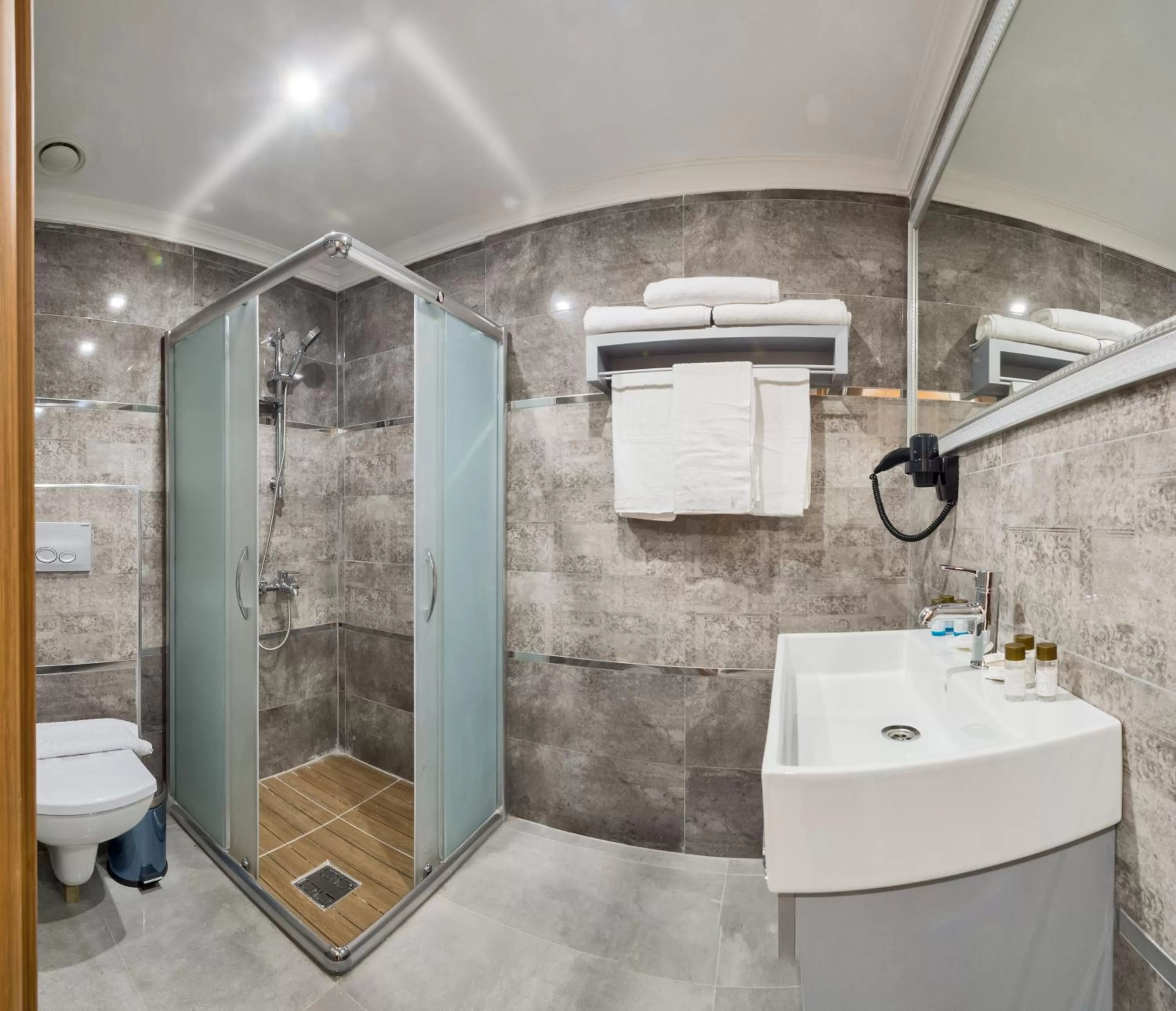 Shower in Grand Palace Hotel