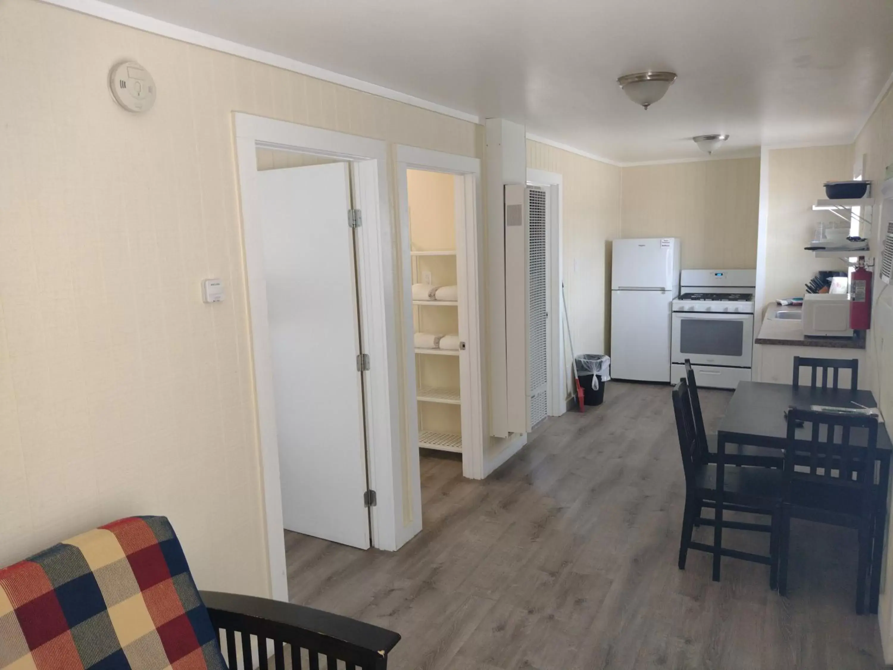 Kitchen or kitchenette, Dining Area in Double Barr Cottage Inn