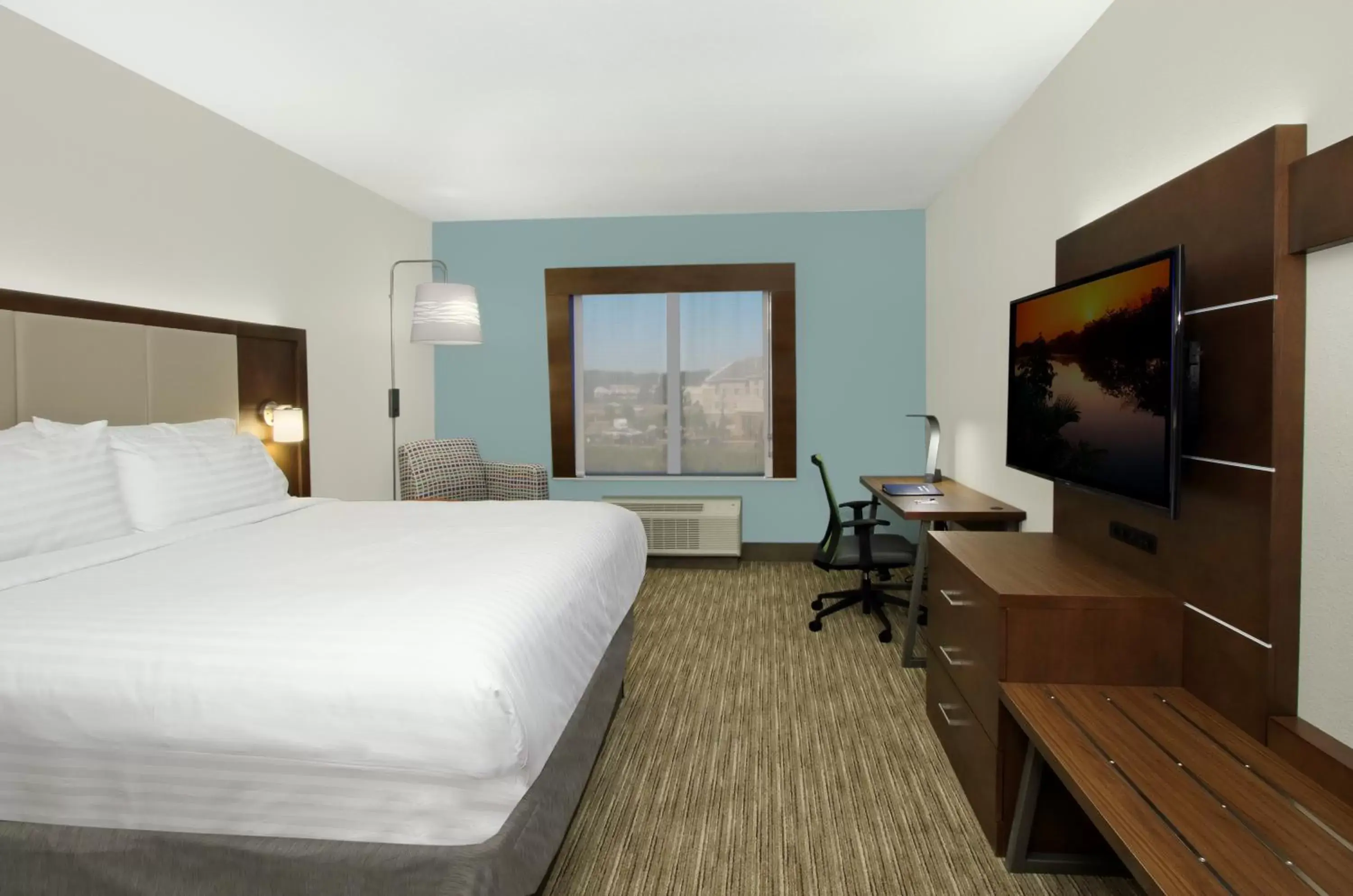 Communal lounge/ TV room, TV/Entertainment Center in Holiday Inn Express & Suites - Columbus North, an IHG Hotel