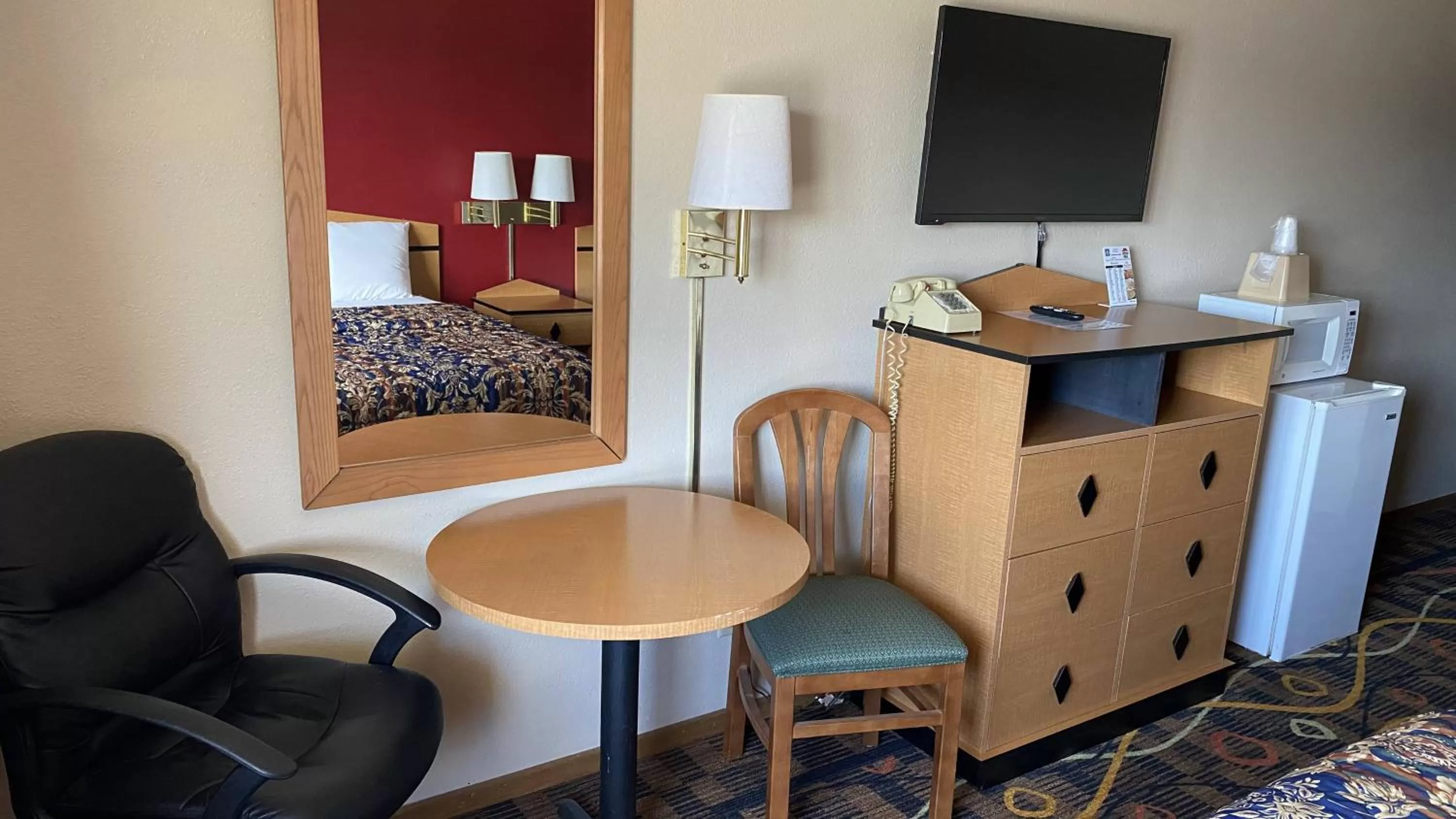 TV and multimedia in Newton Inn In Newton, KS