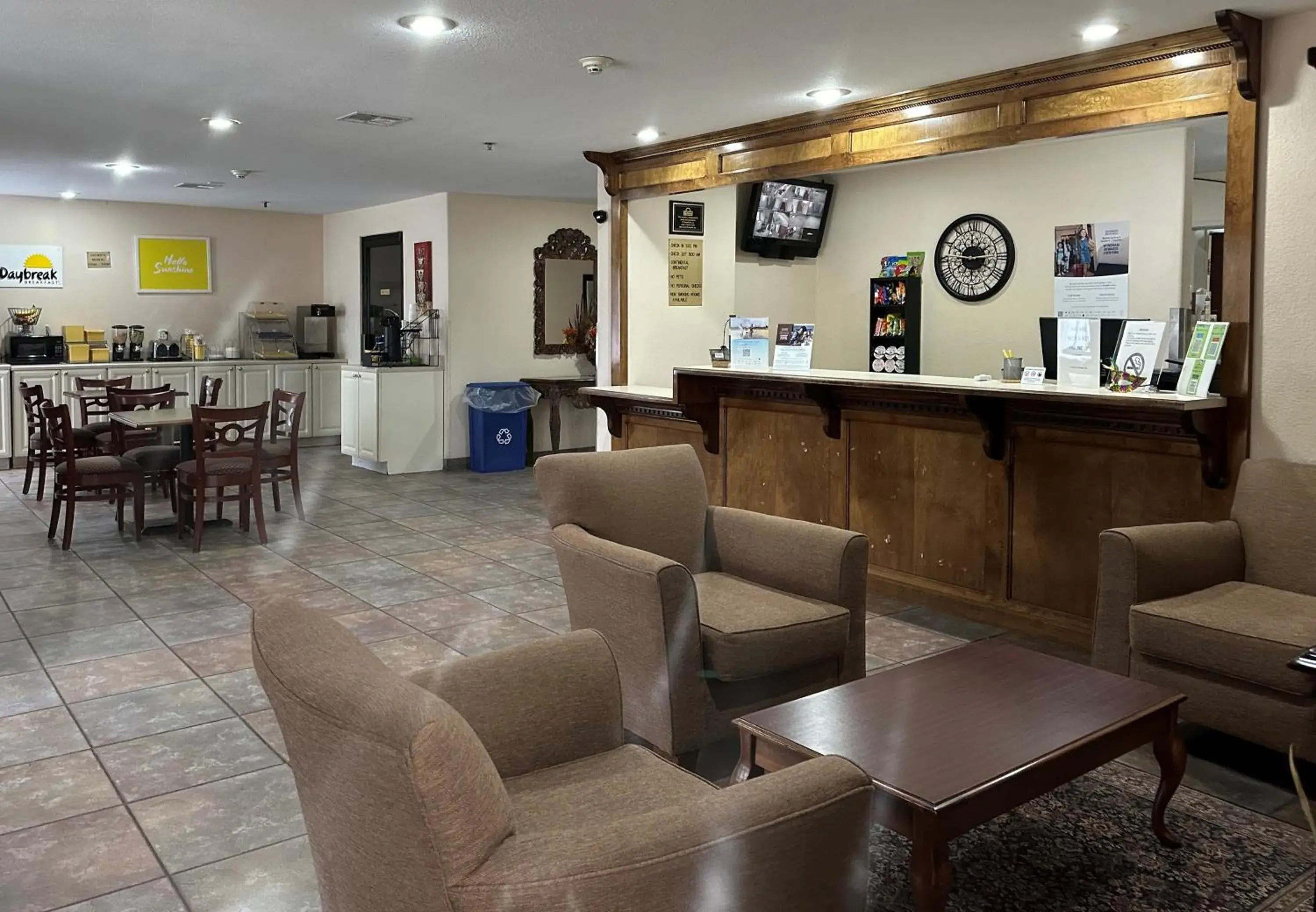 Lobby or reception, Lounge/Bar in Days Inn & Suites by Wyndham Eunice