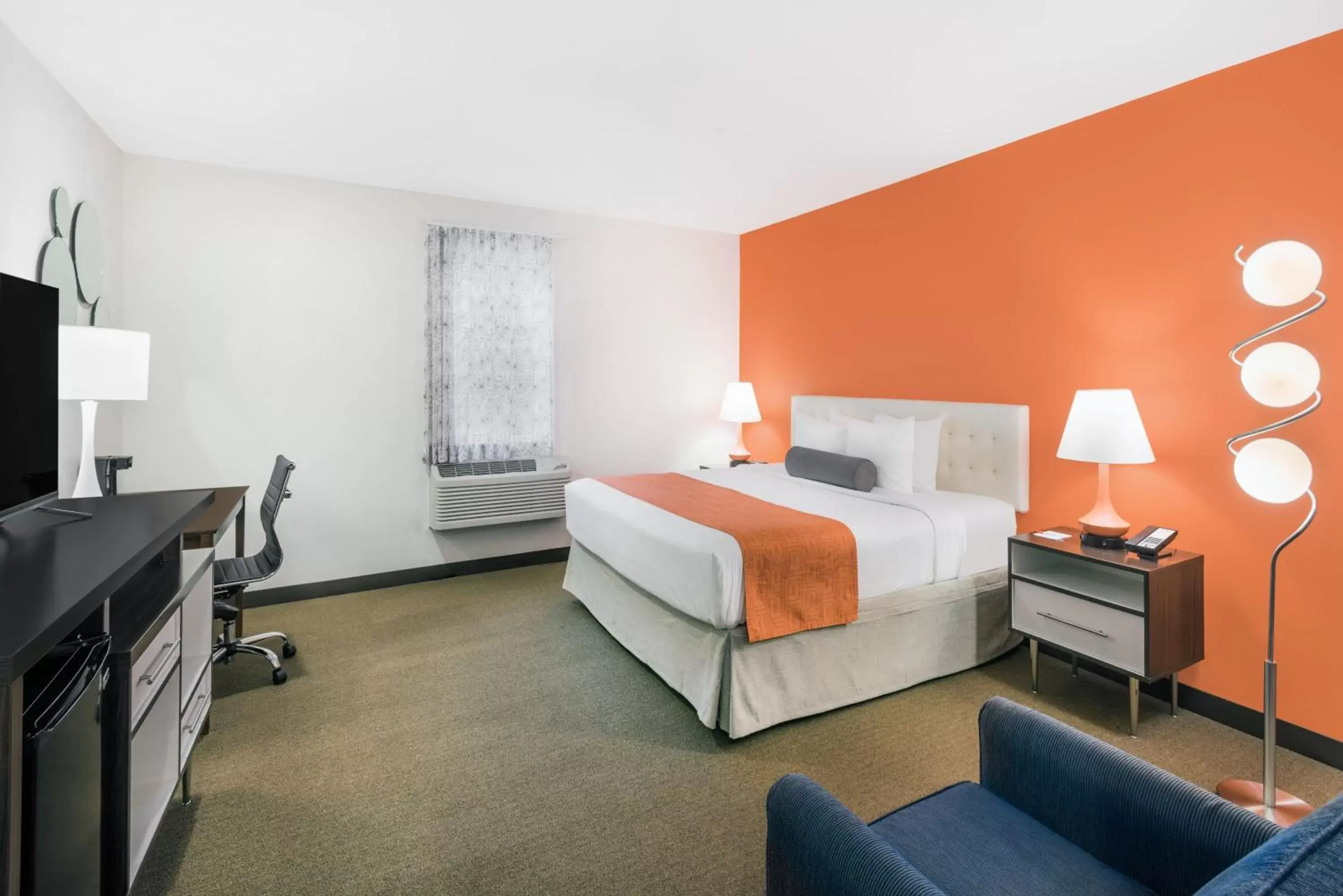 Photo of the whole room, Bed in Howard Johnson by Wyndham Quincy/ Boston