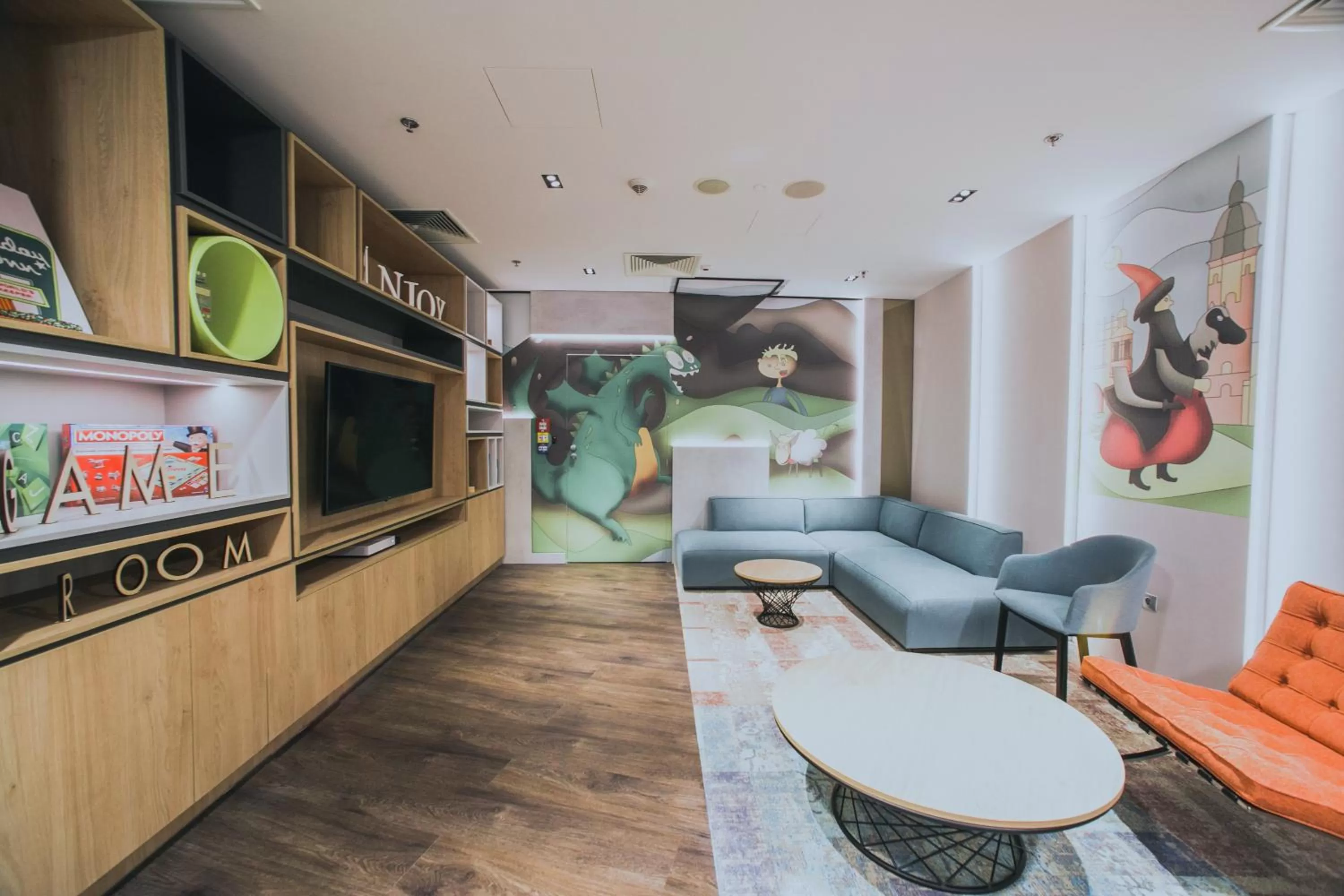 Communal lounge/ TV room in Holiday Inn Krakow City Centre by IHG