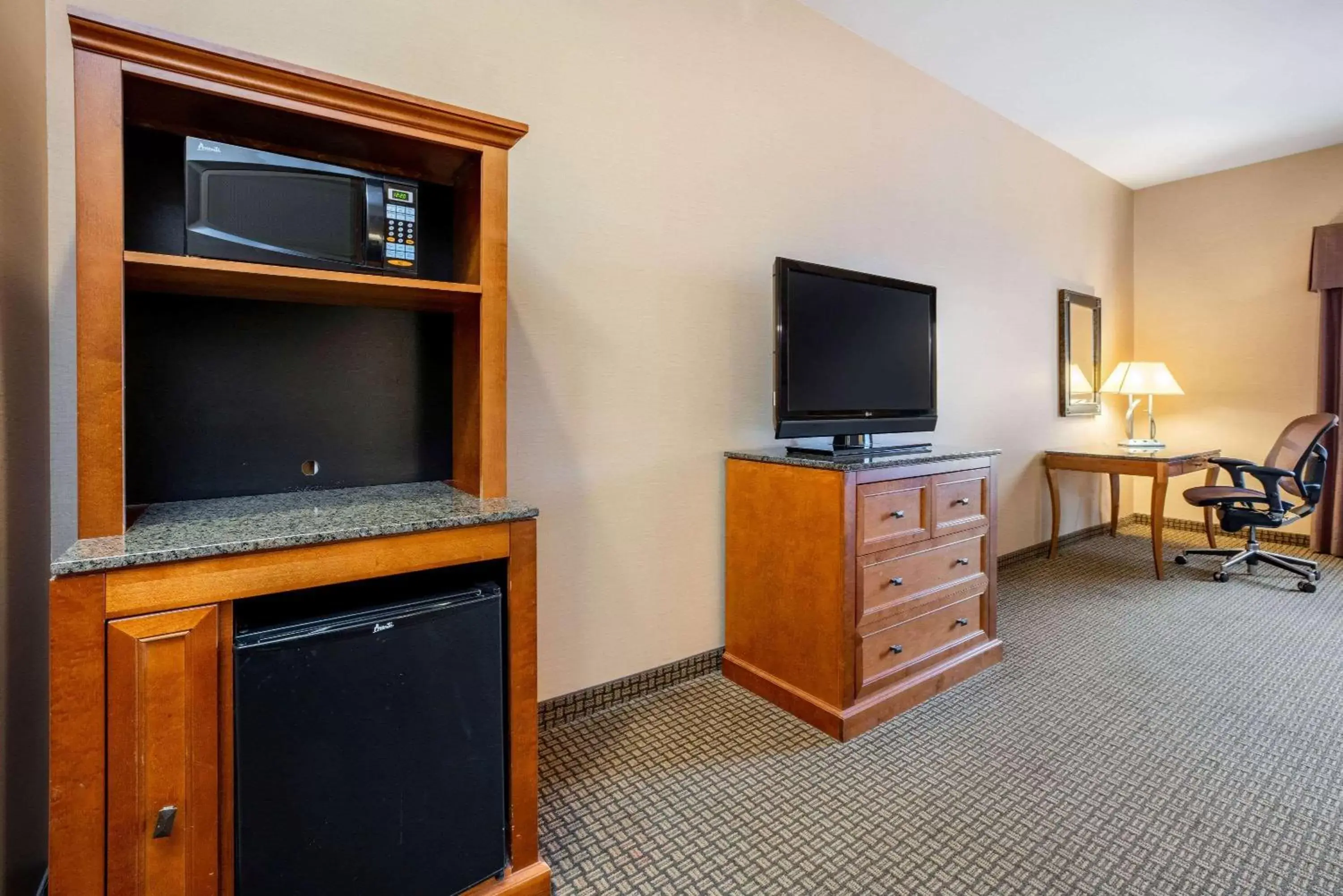 Photo of the whole room, TV/Entertainment Center in La Quinta by Wyndham Twin Falls