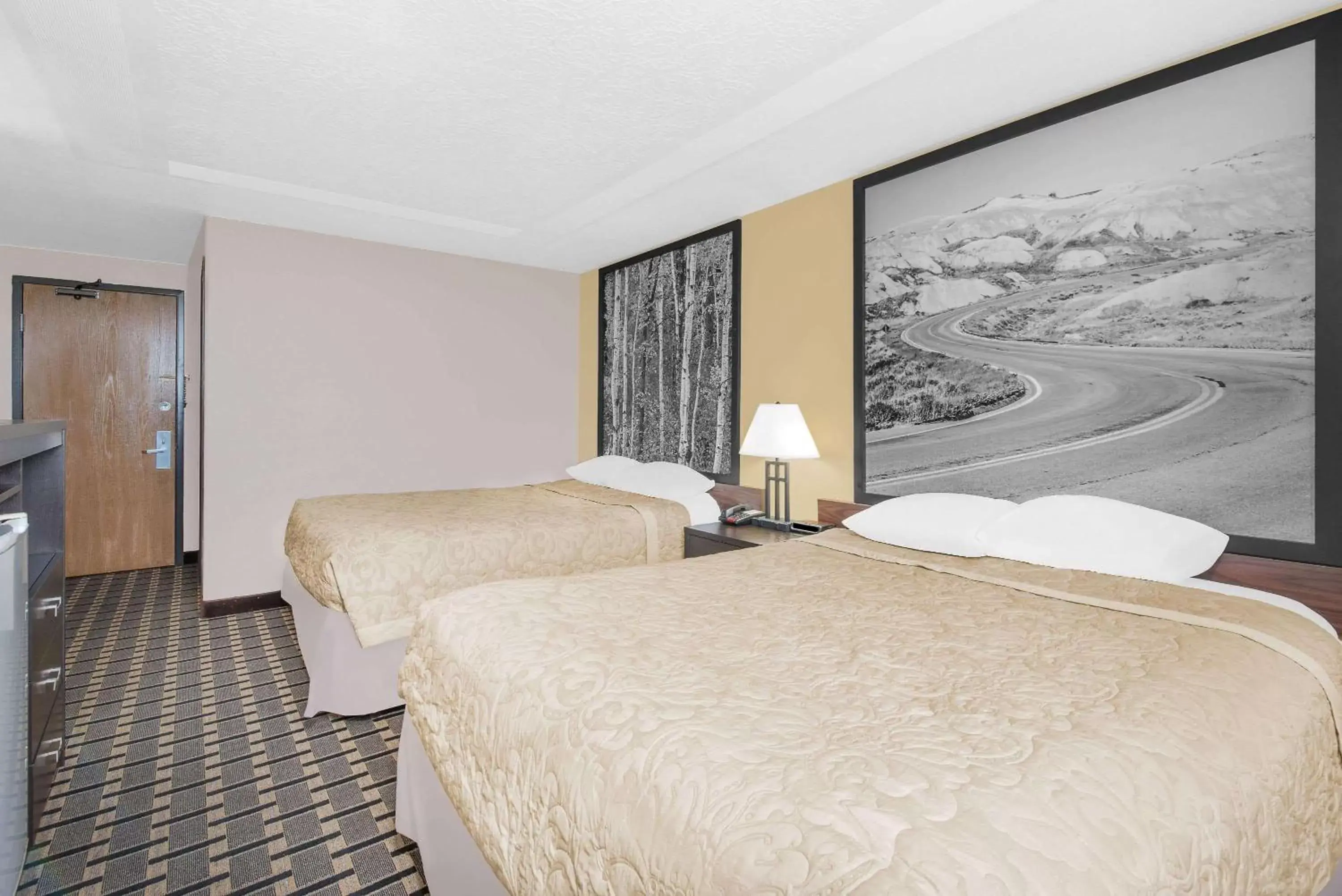 Photo of the whole room, Bed in Super 8 by Wyndham Watertown