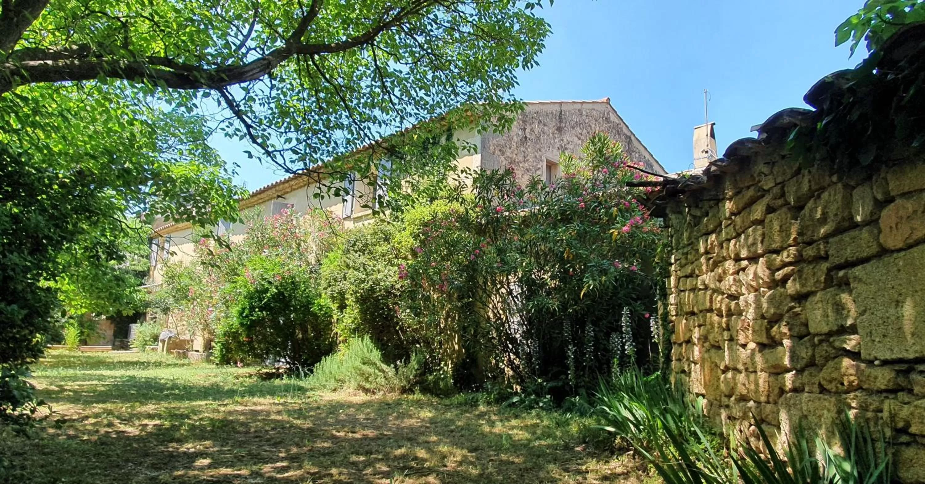 Property Building in Aux berges du pont du gard
