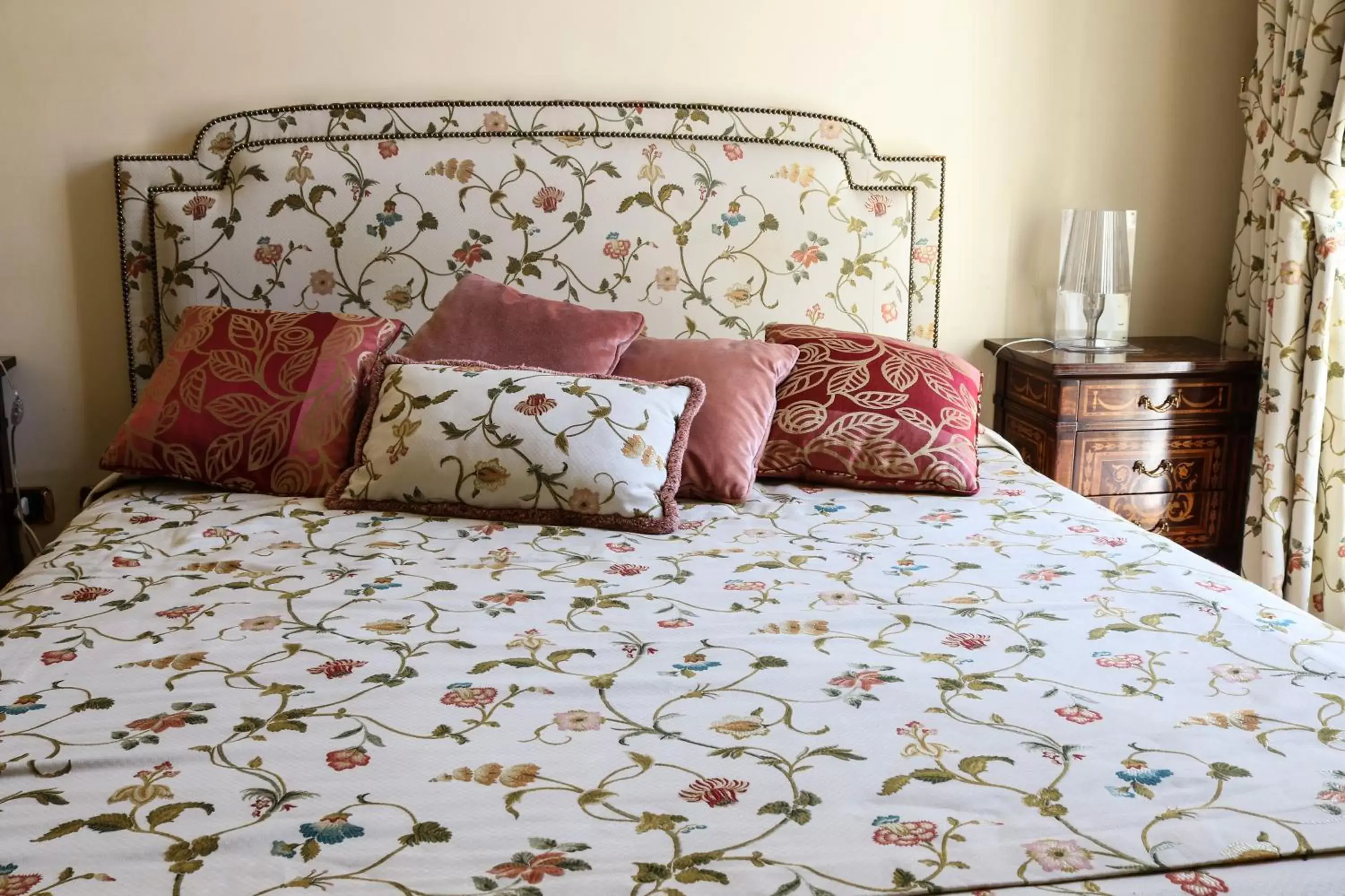 Bedroom, Bed in Rome Kings Suite