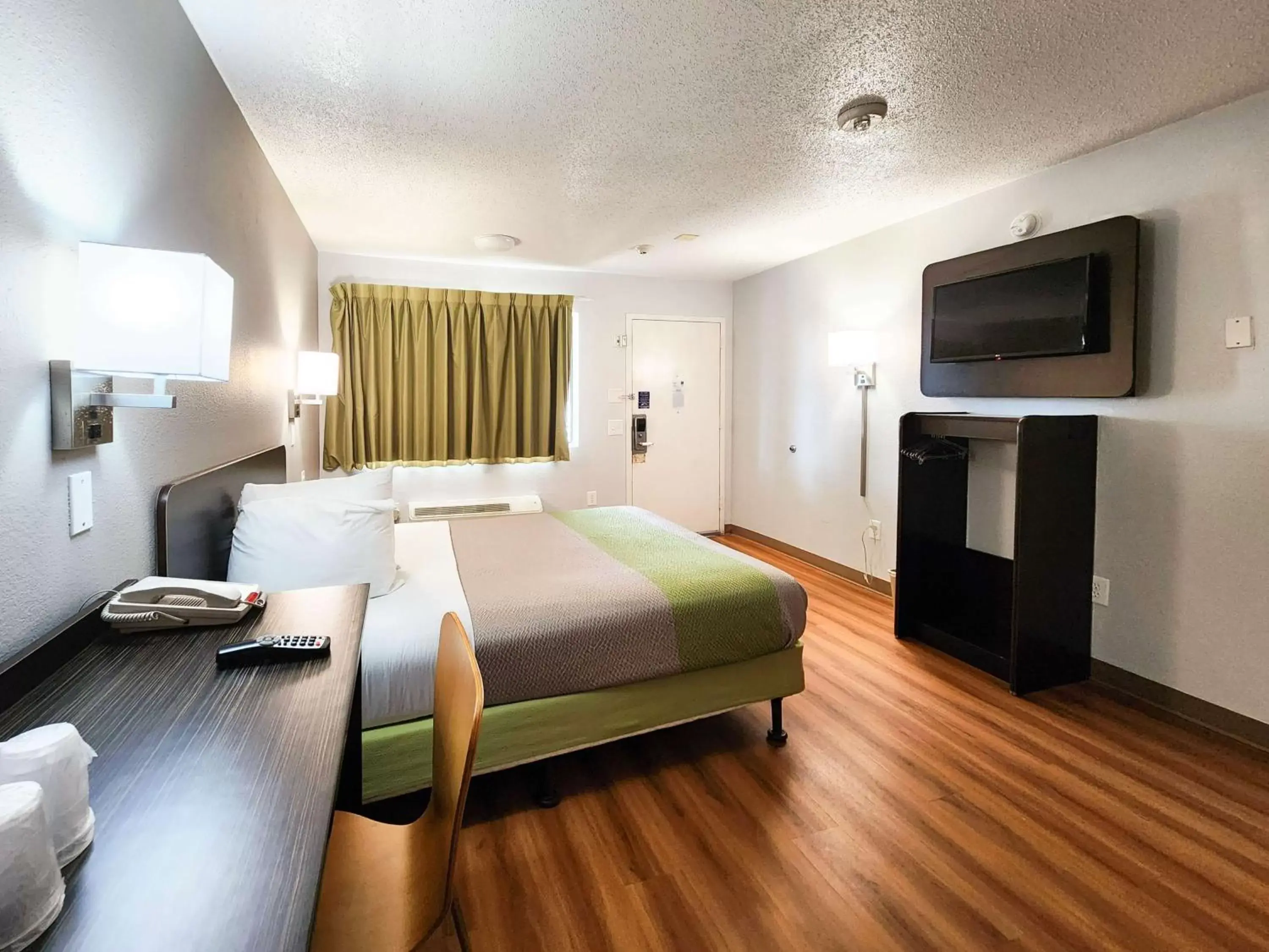 Bedroom in Motel 6-Baytown, TX - Baytown East