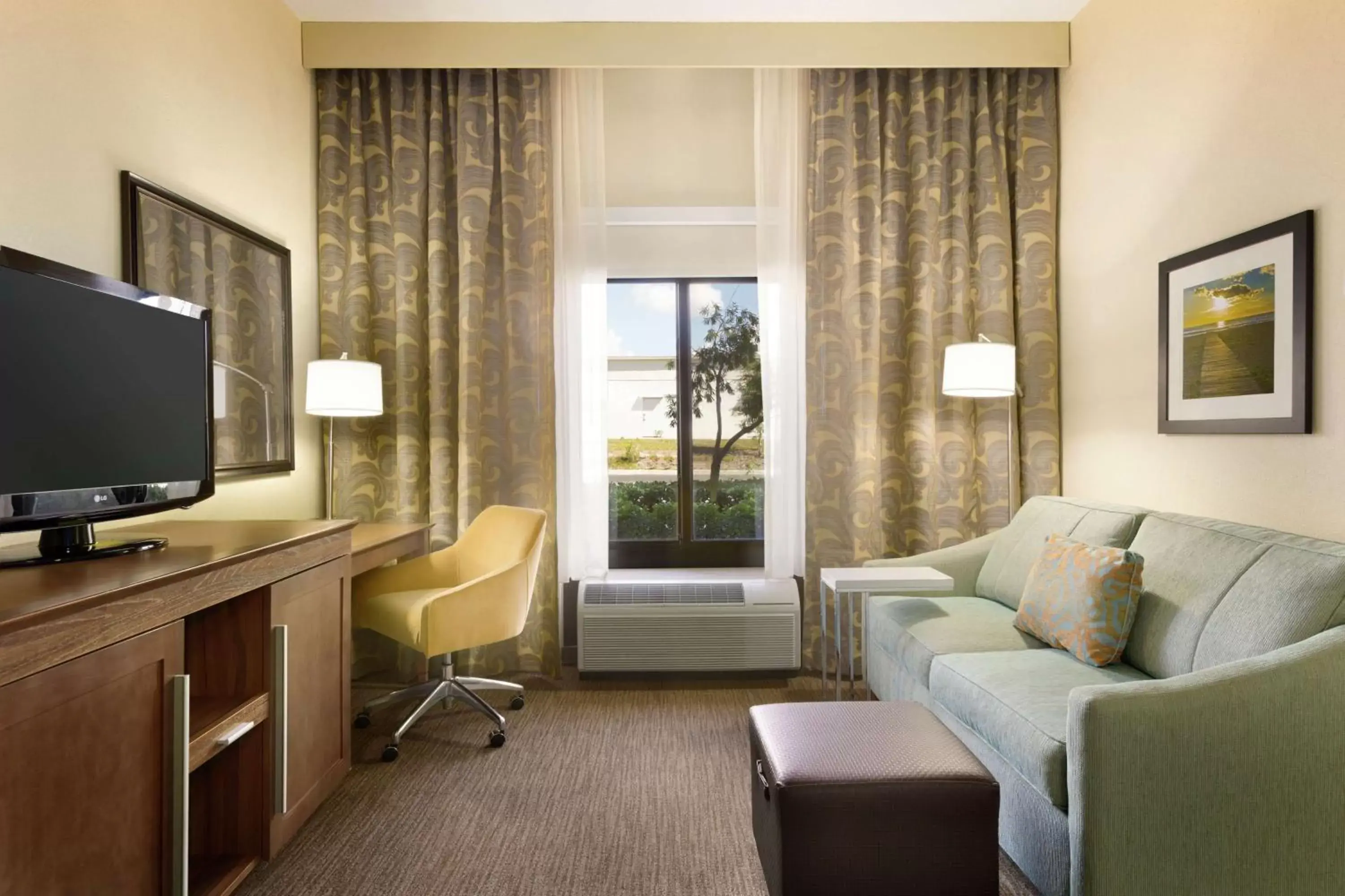 Living room, Seating Area in Hampton Inn & Suites Tarpon Springs